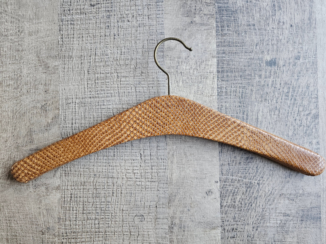 Vintage skailederen kledinghanger "slangenleer" bruin