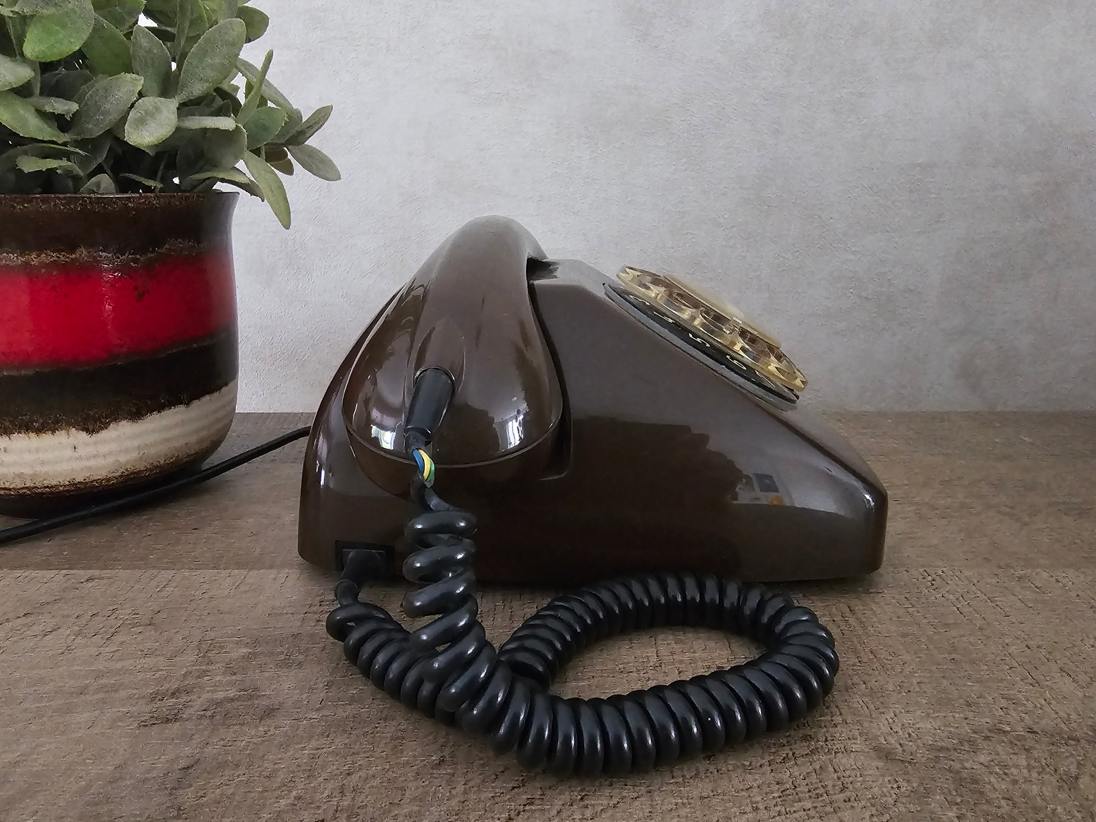 PTT T65 telefoon met draaischijf bruin