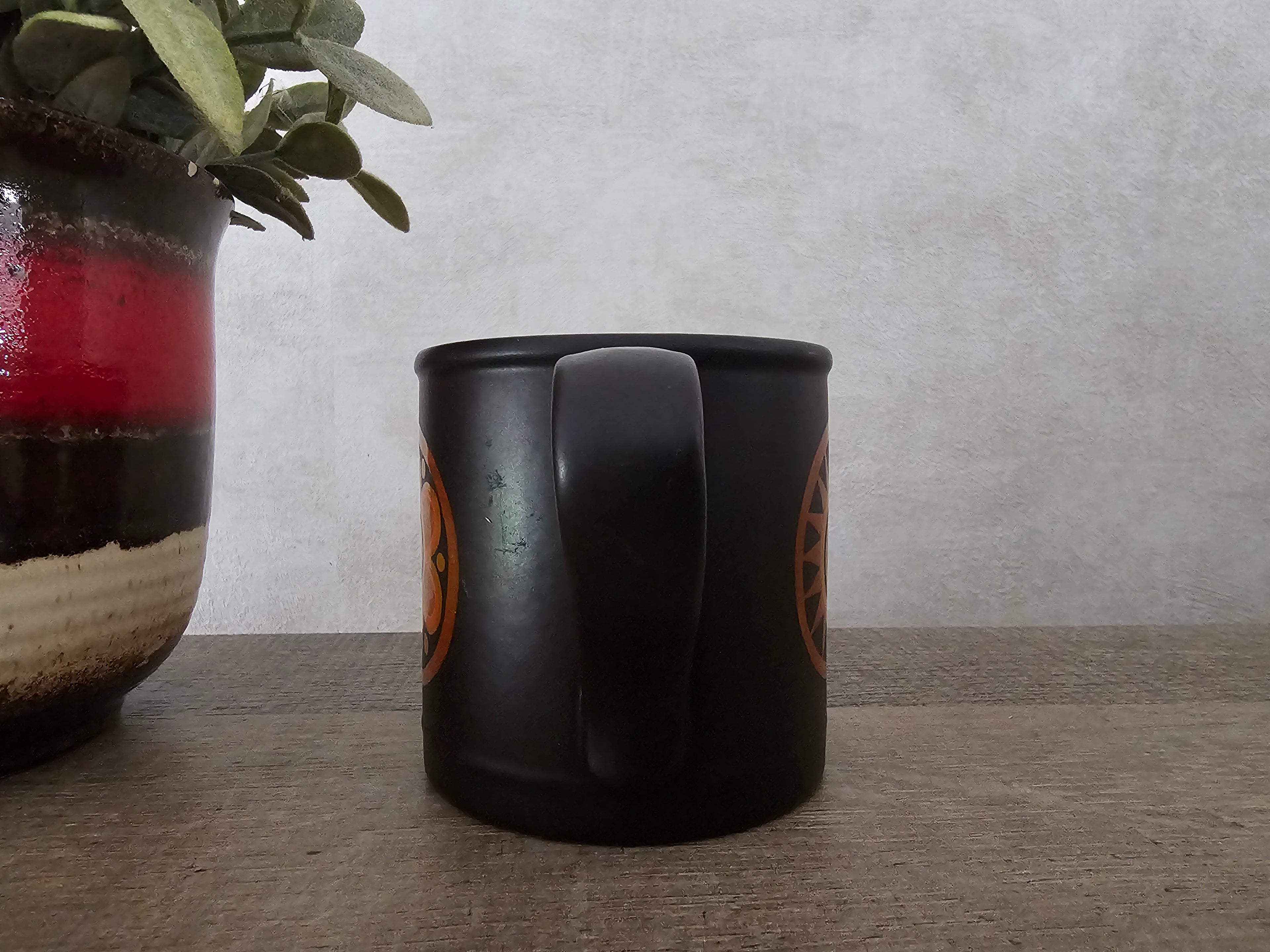 Donkerbruine koffie beker oranje bloemen