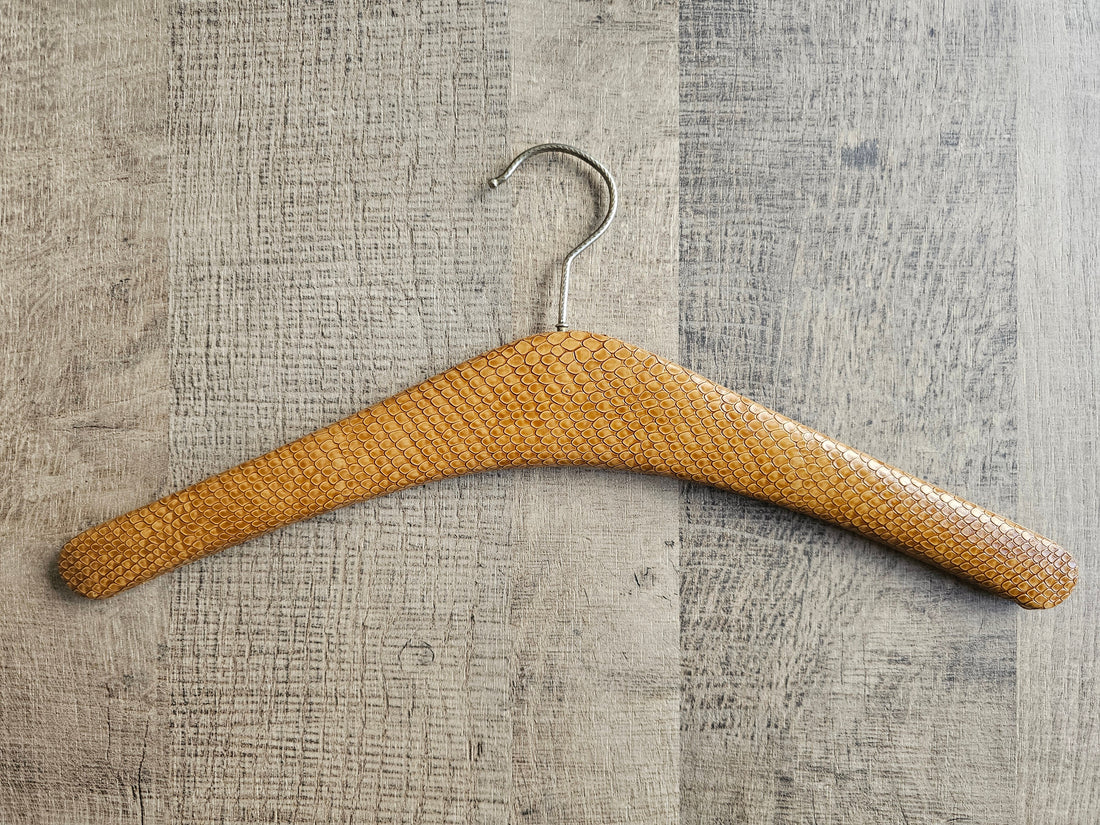 Kledinghanger caramel bruin "slangenprint"