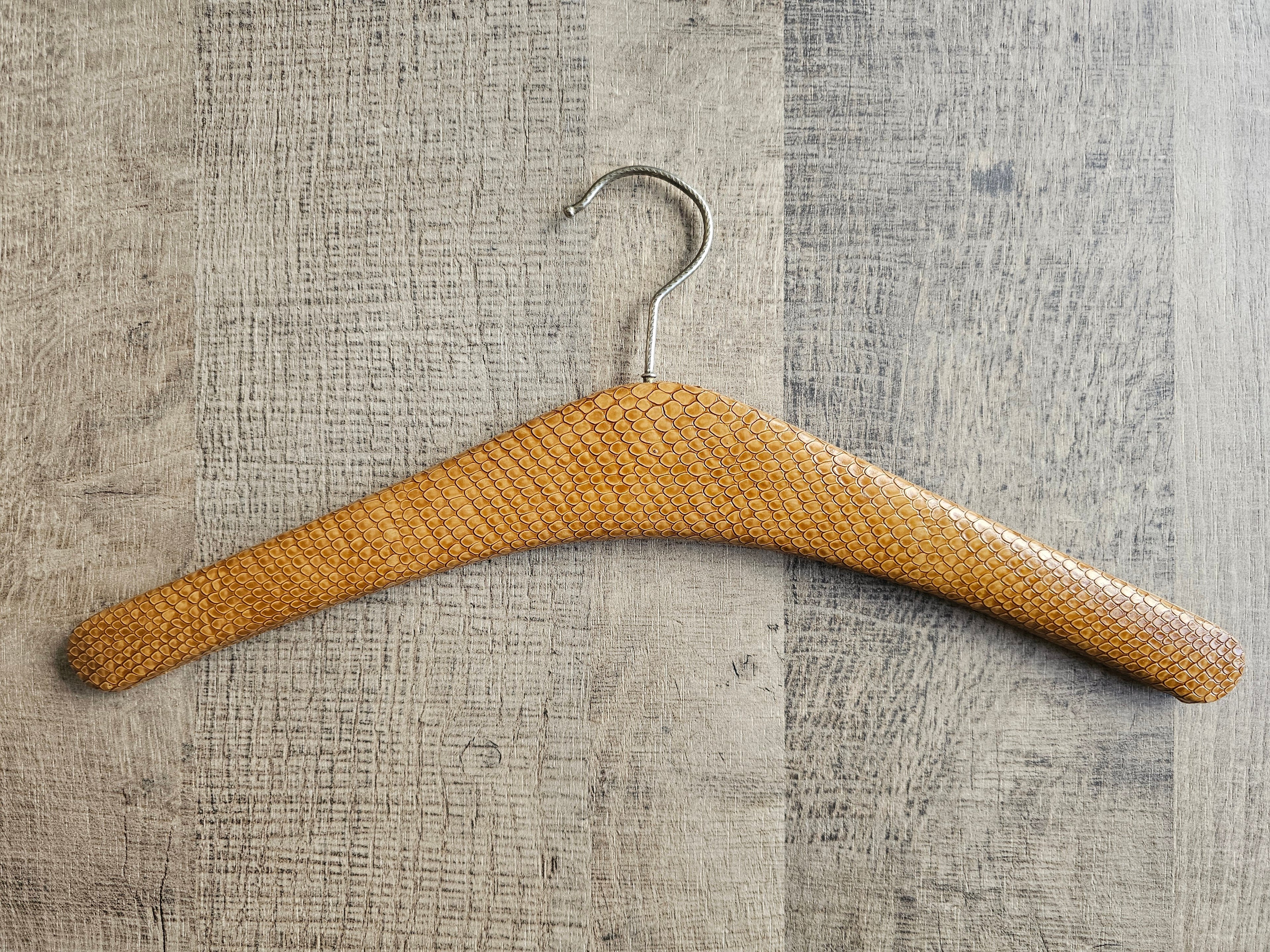 Kledinghanger caramel bruin "slangenprint"