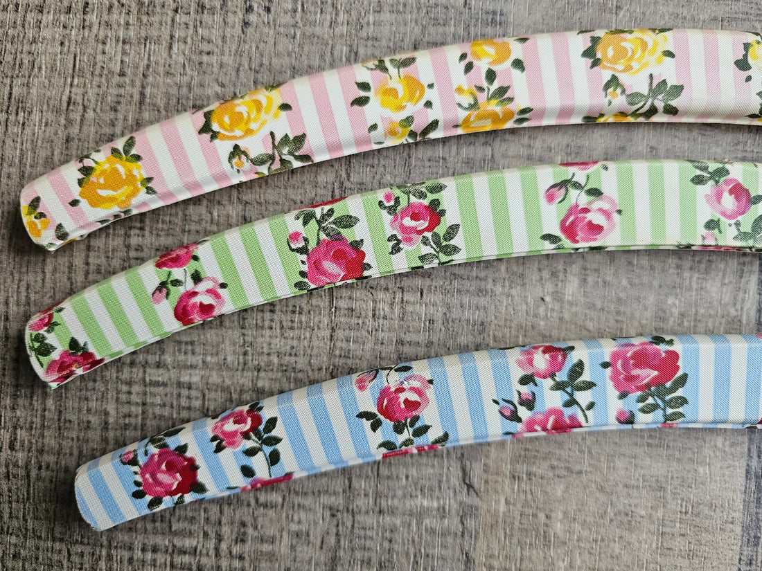 Kledinghangers gestreept met roosjes