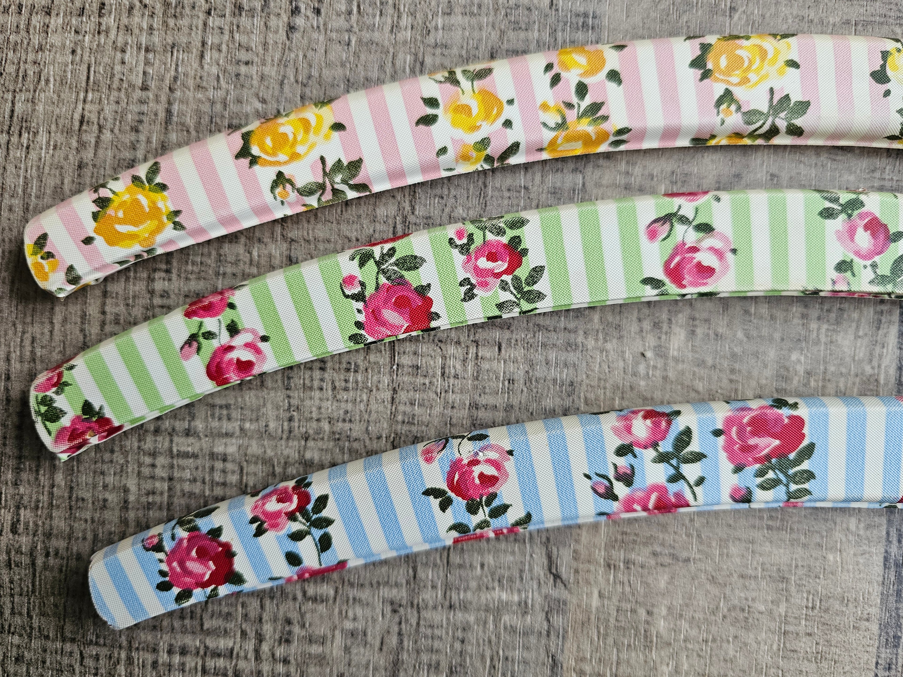 Kledinghangers gestreept met roosjes