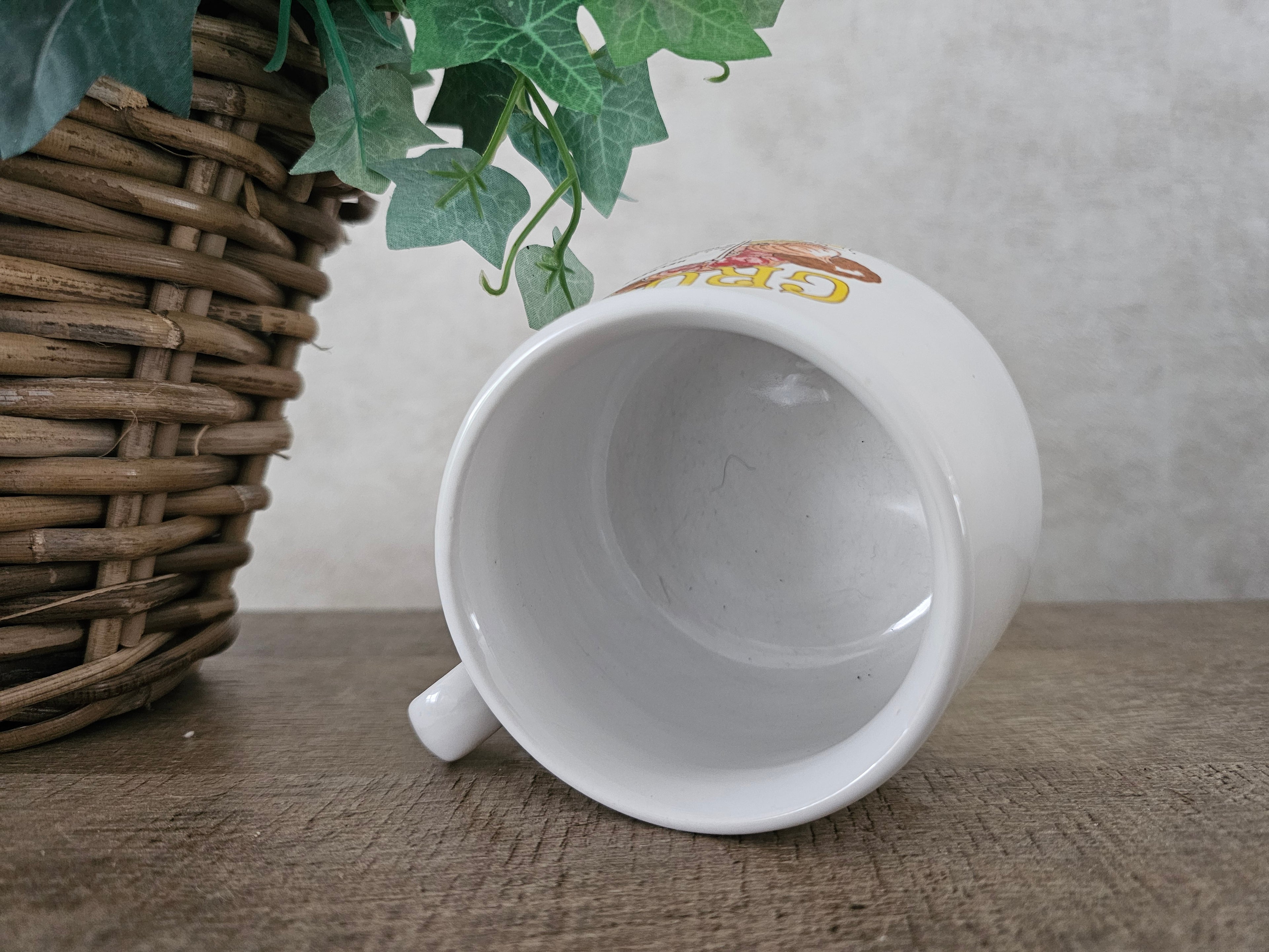 Vintage witte soepkom heldere groentesoep