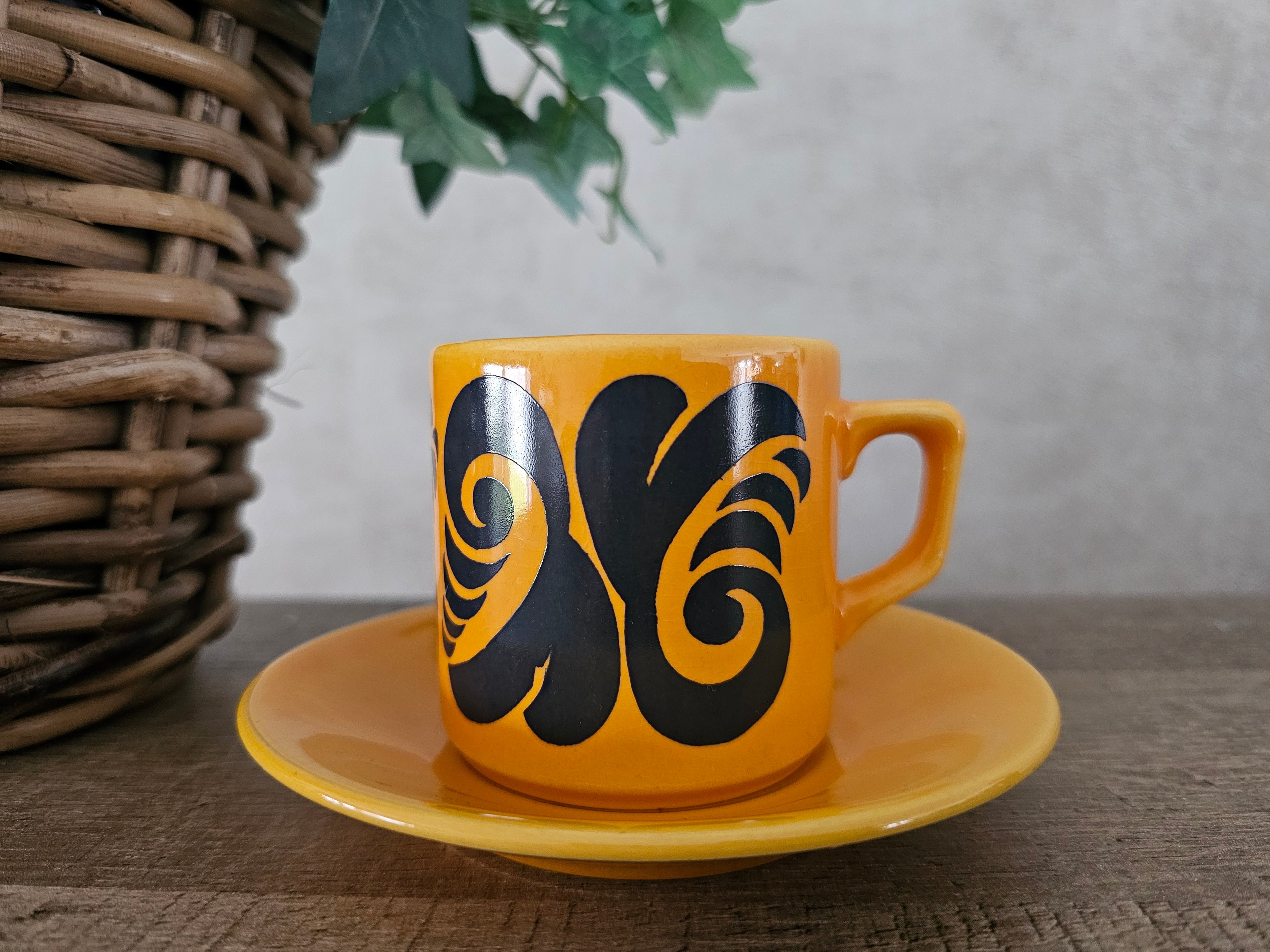 Vrolijk gekleurde kop en schotels