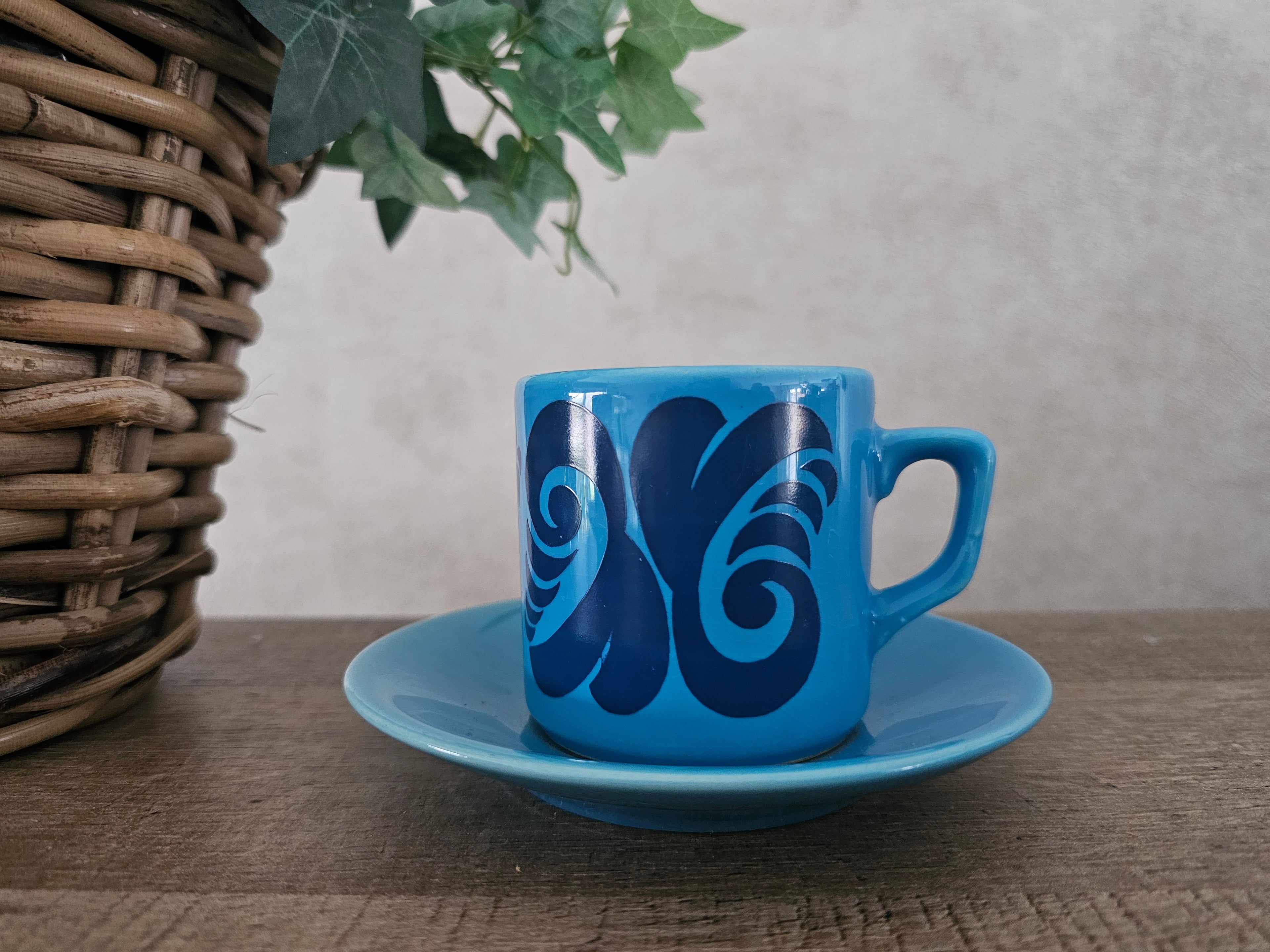 Vrolijk gekleurde kop en schotels