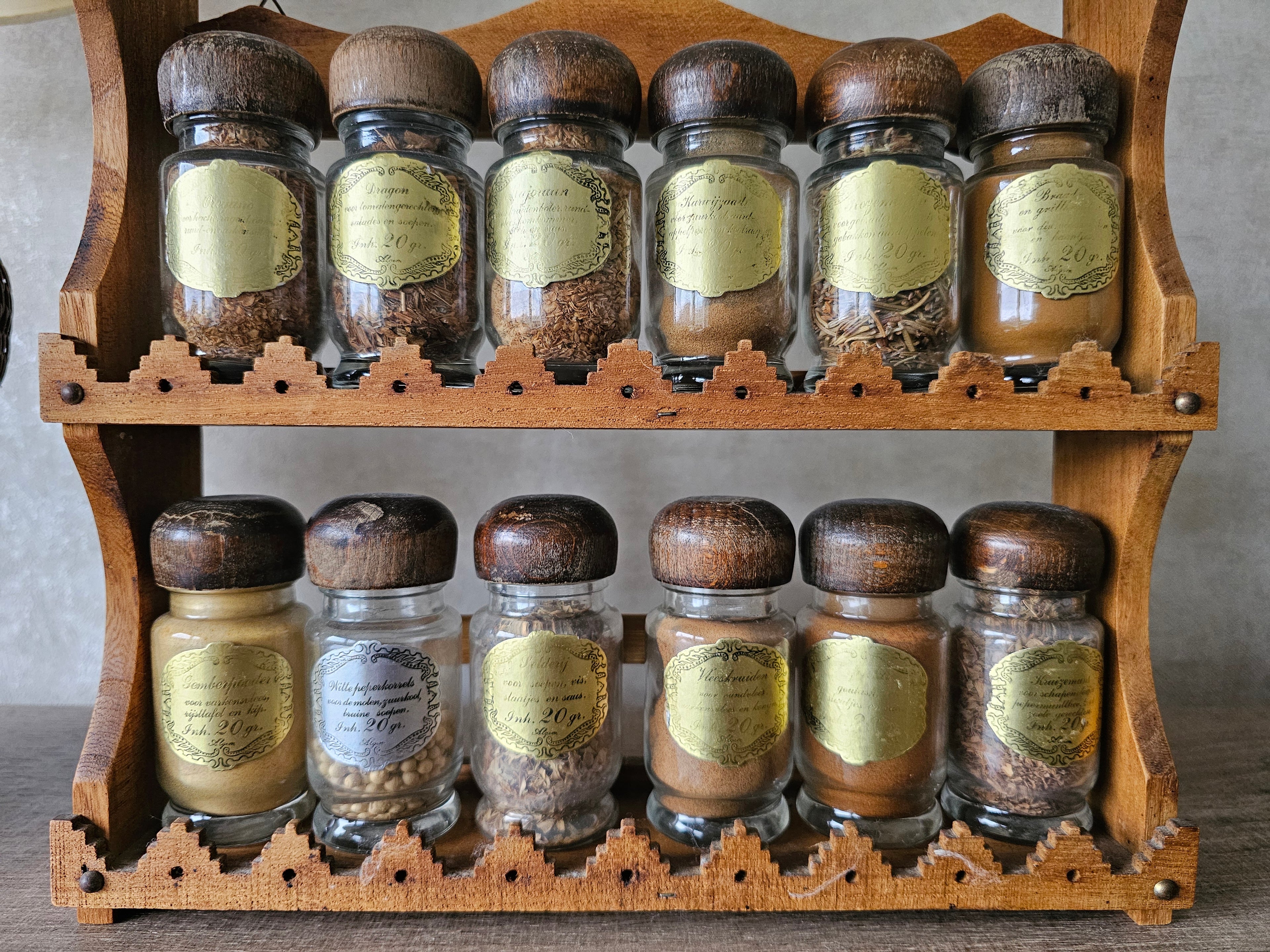 Houten kruidenrek met 12 kruidenpotjes