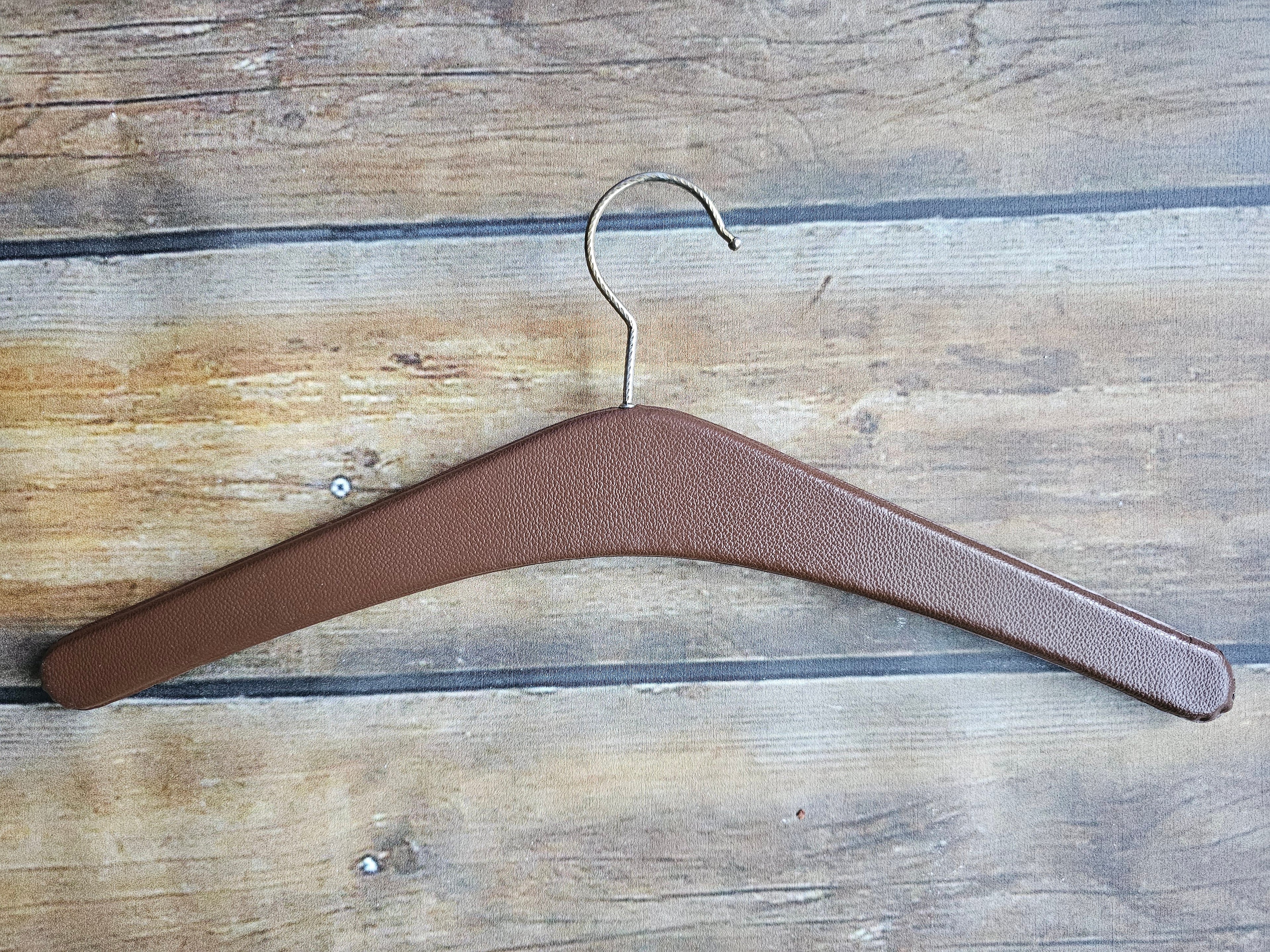 Skailederen kledinghanger donkerbruin met studs