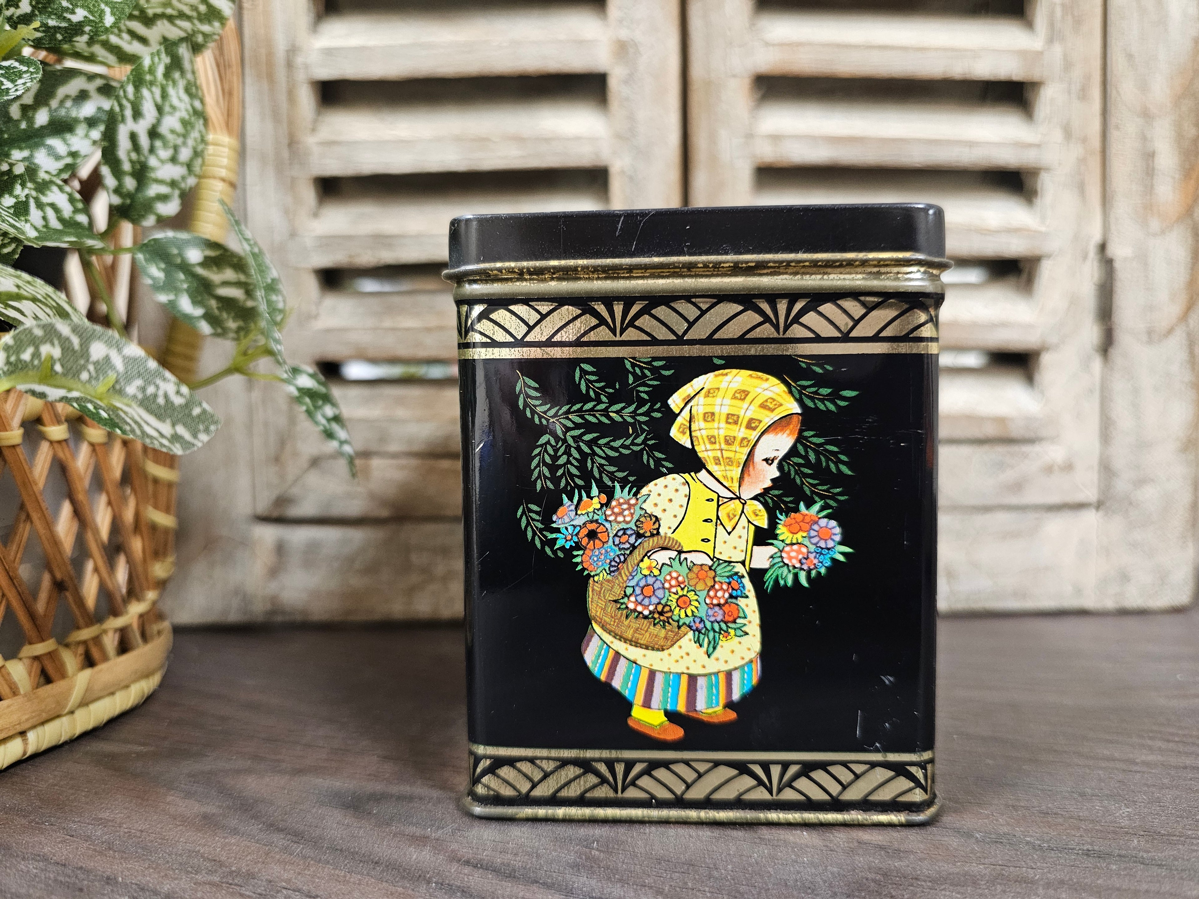 Vintage zwart blikje met meisje