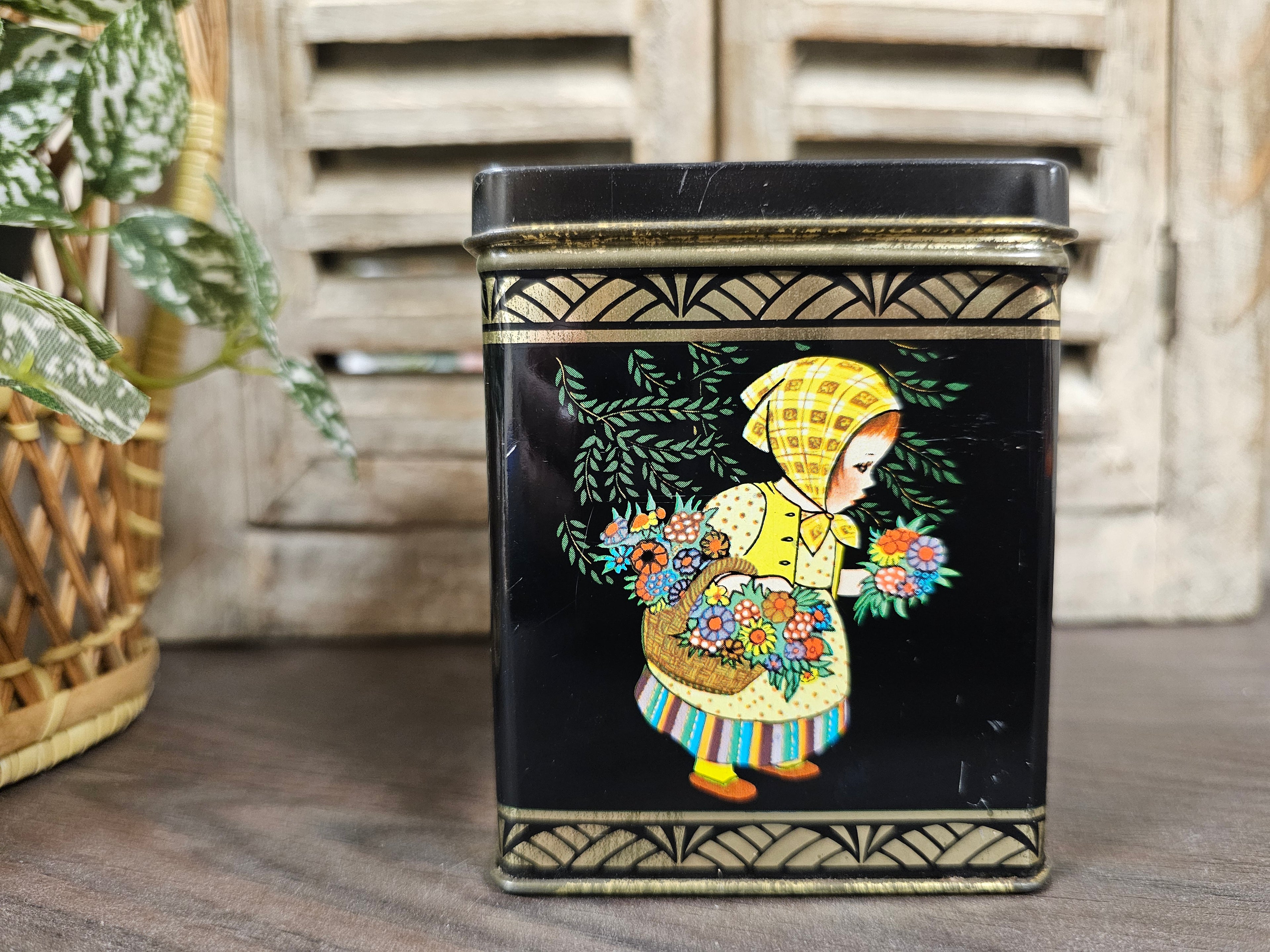 Vintage zwart blikje met meisje