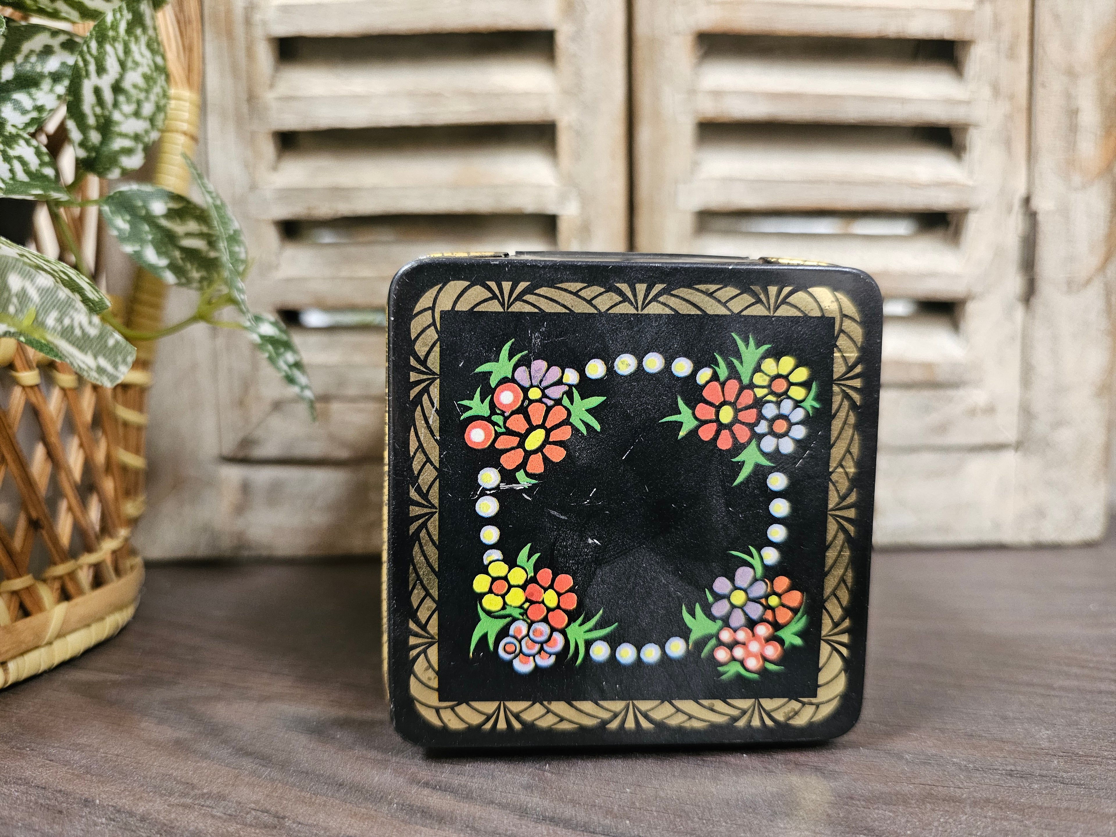 Vintage zwart blikje met meisje