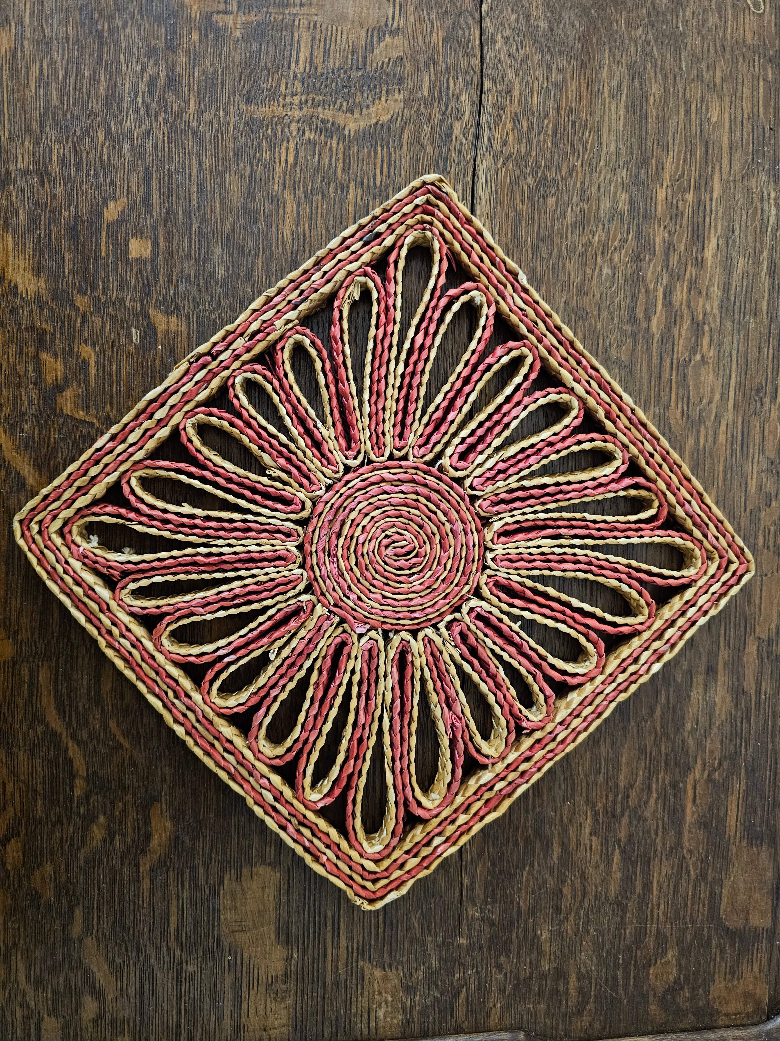 Raffia onderzetter vierkant rood goud