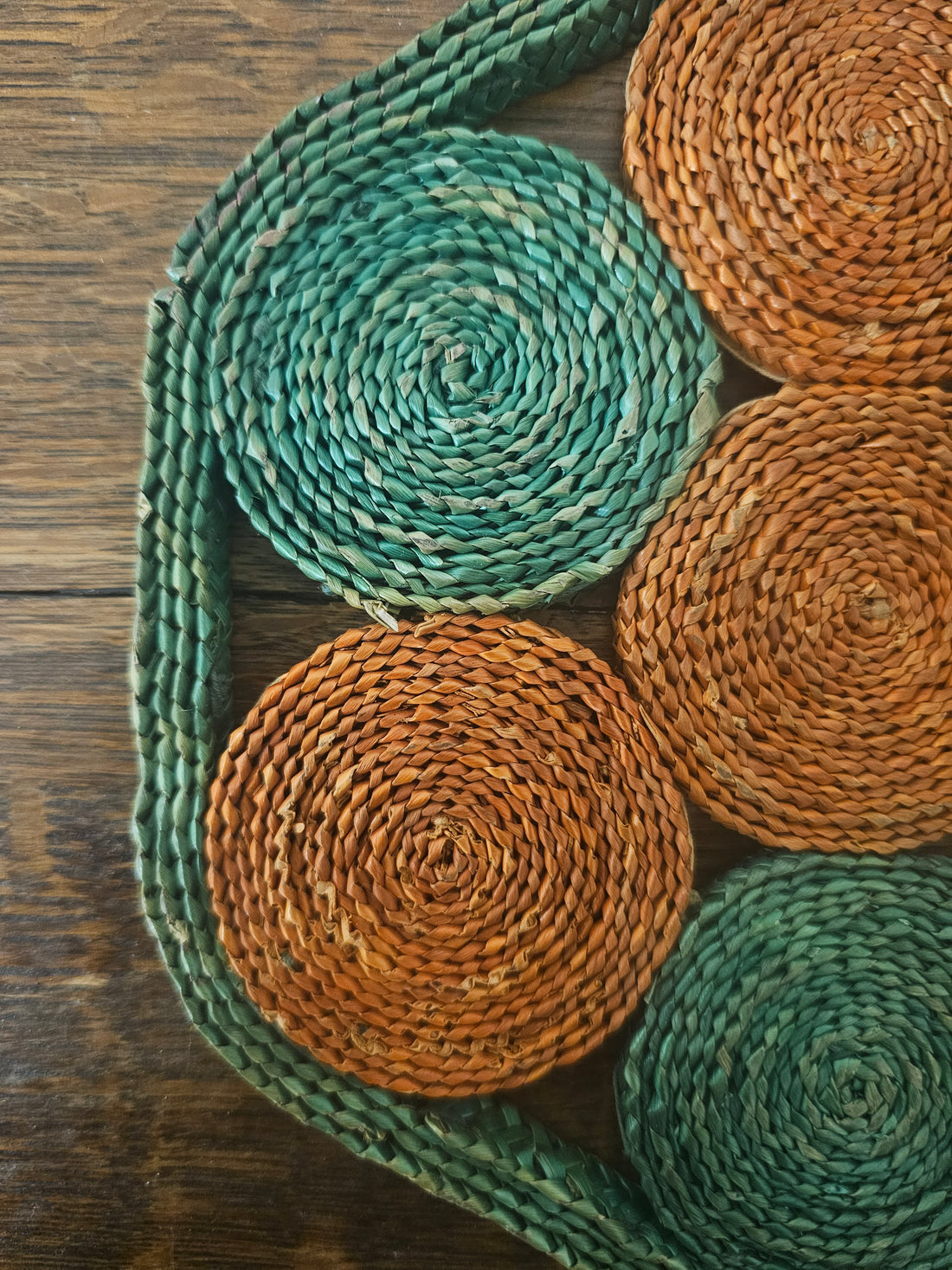 Raffia ronde onderzetter groen oranje