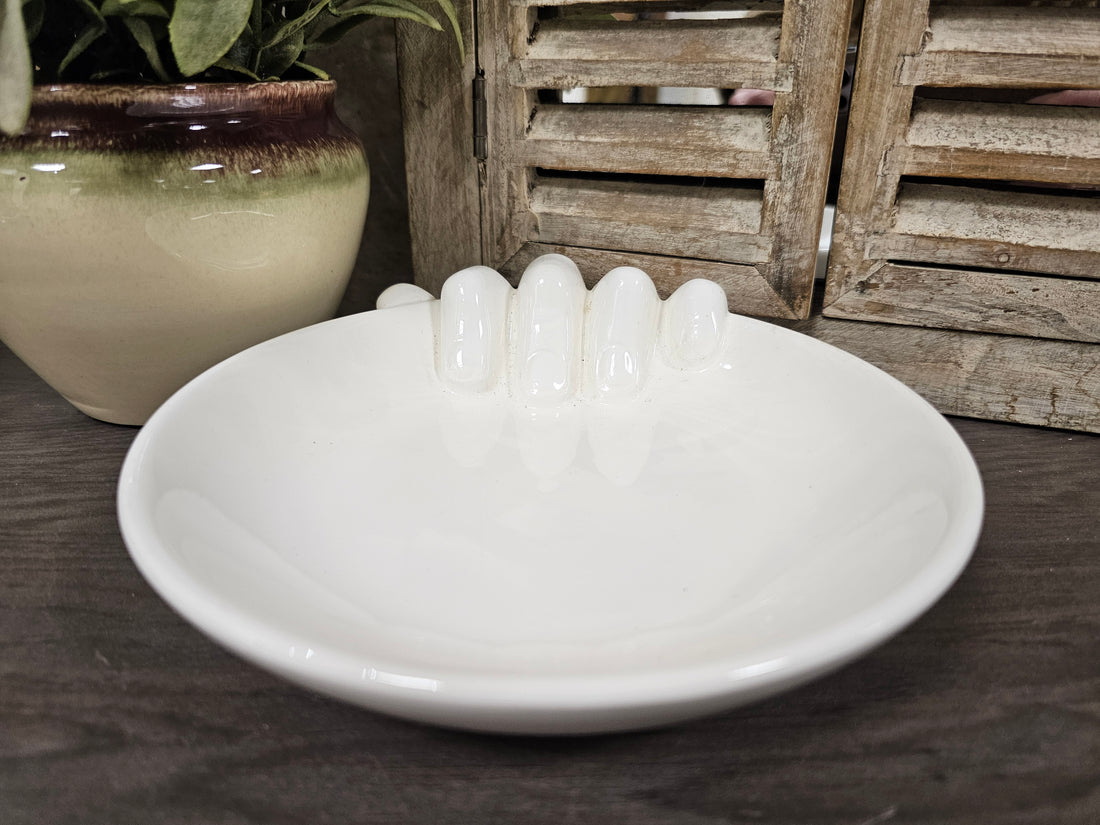 Wit keramieken schaaltje met handdetail – 17,5 x 18,5 cm