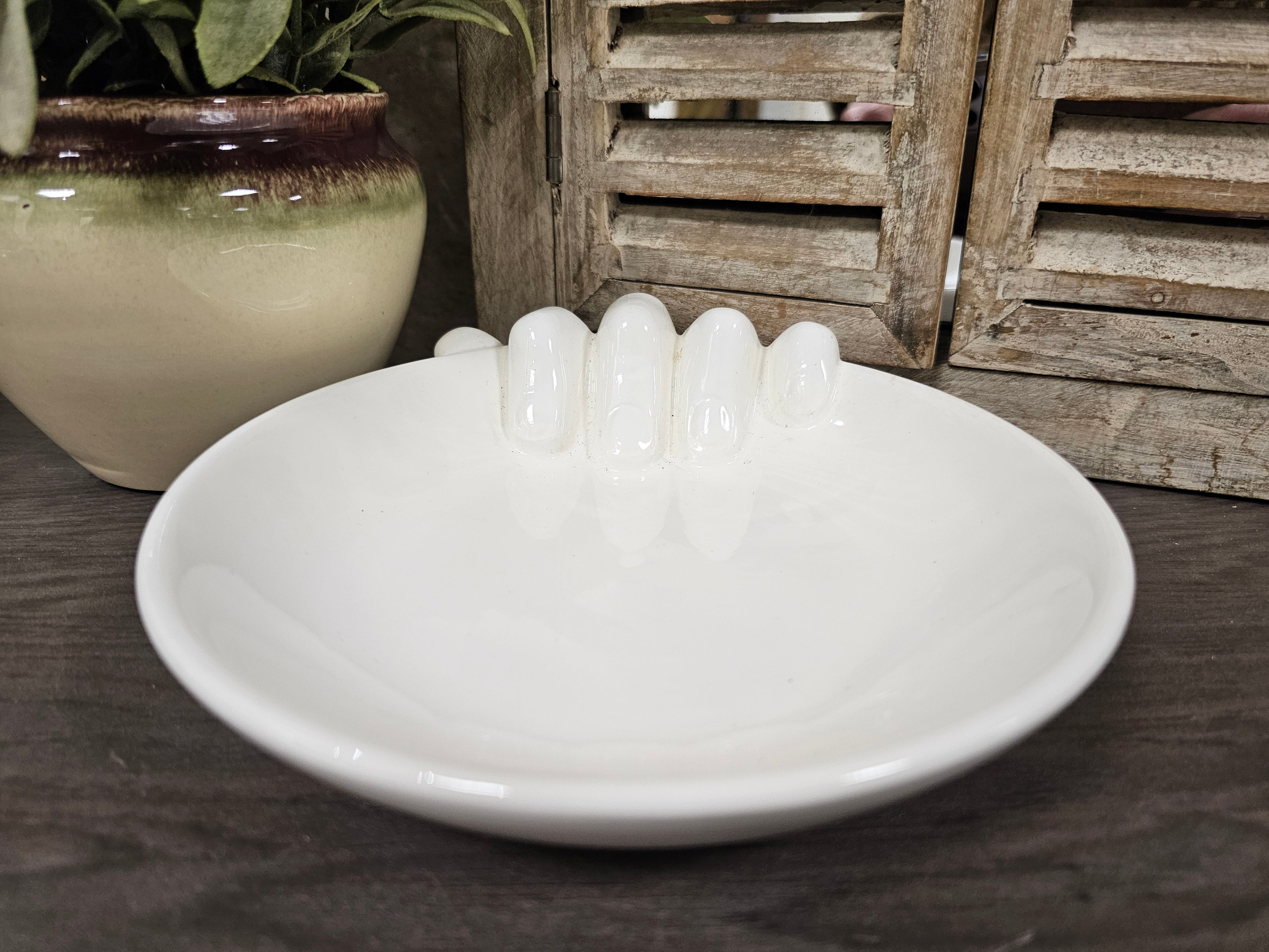 Wit keramieken schaaltje met handdetail – 17,5 x 18,5 cm