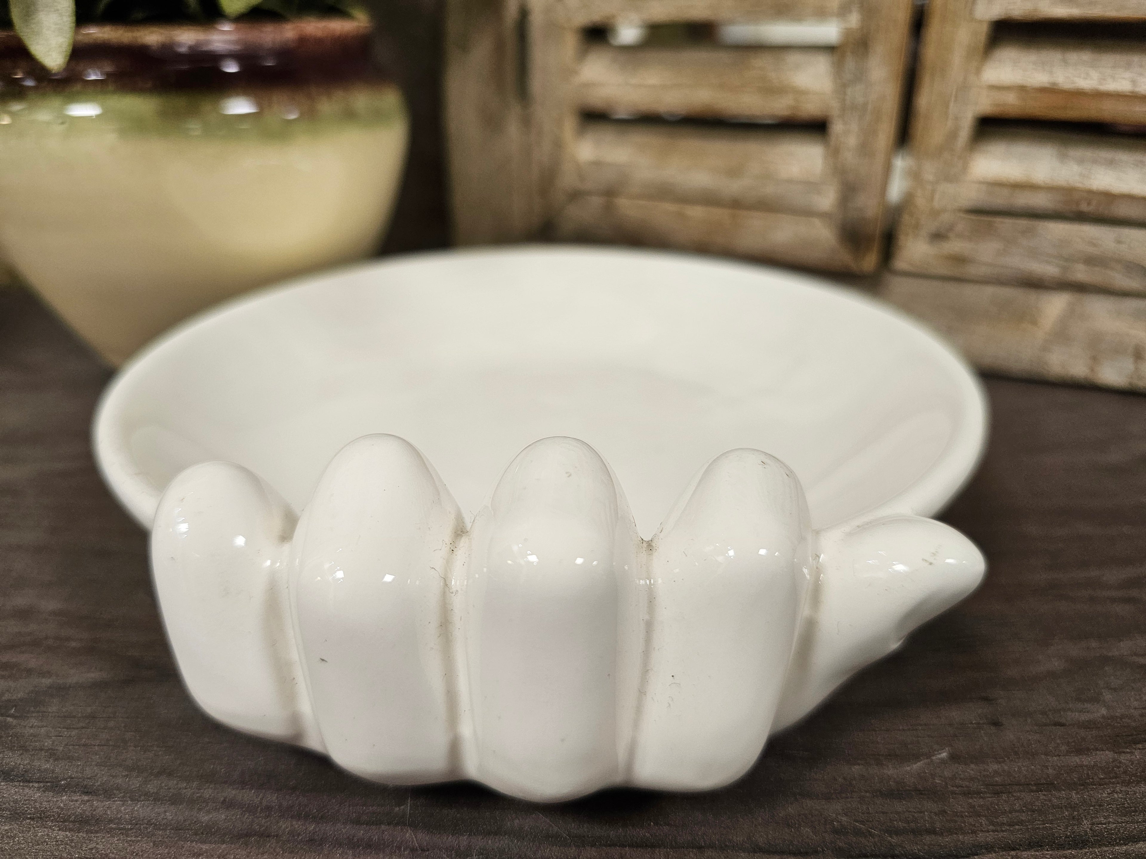 Wit keramieken schaaltje met handdetail – 17,5 x 18,5 cm