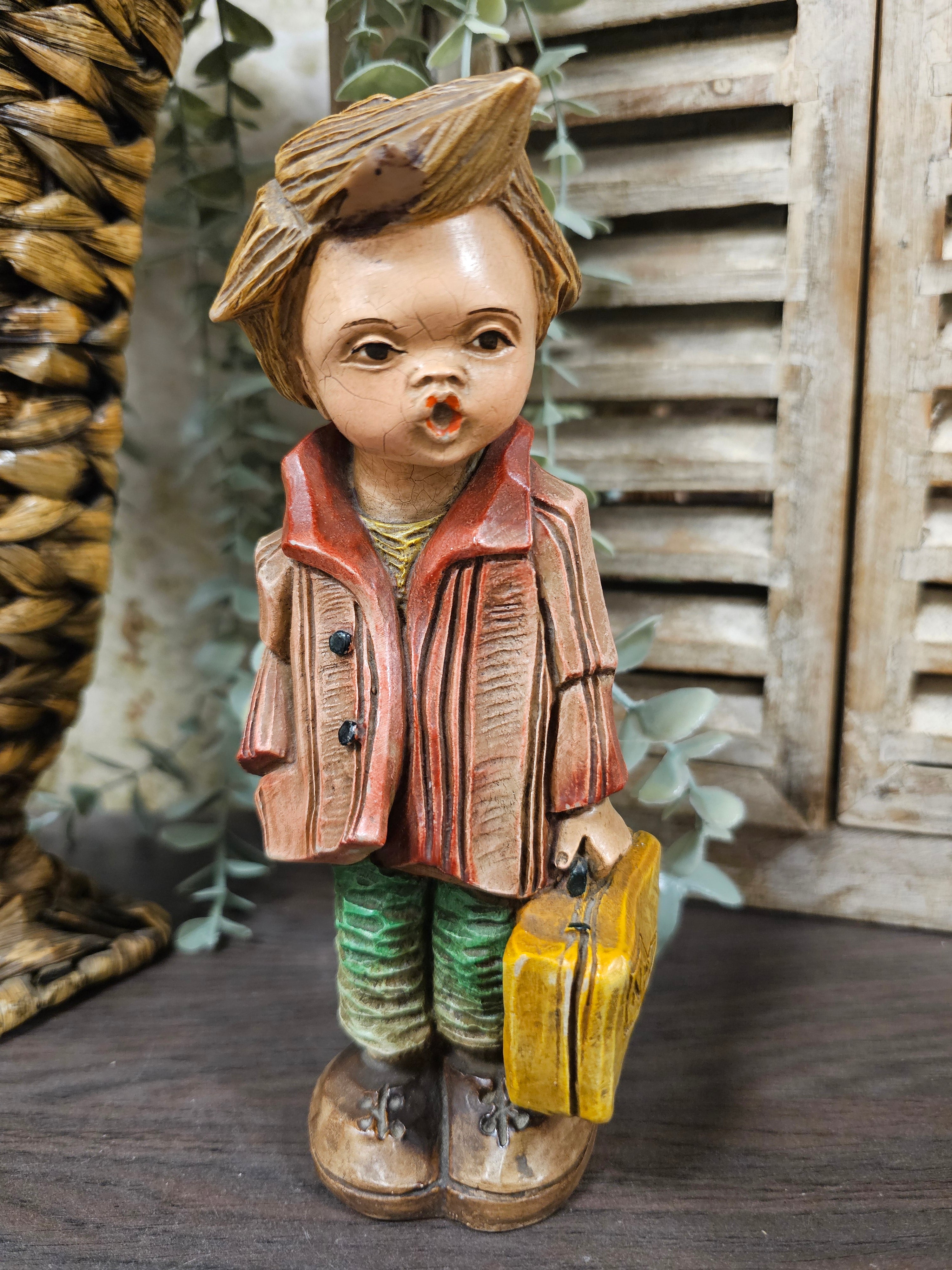 Vintage beeldje jongen met koffertje – circa 19 cm hoog