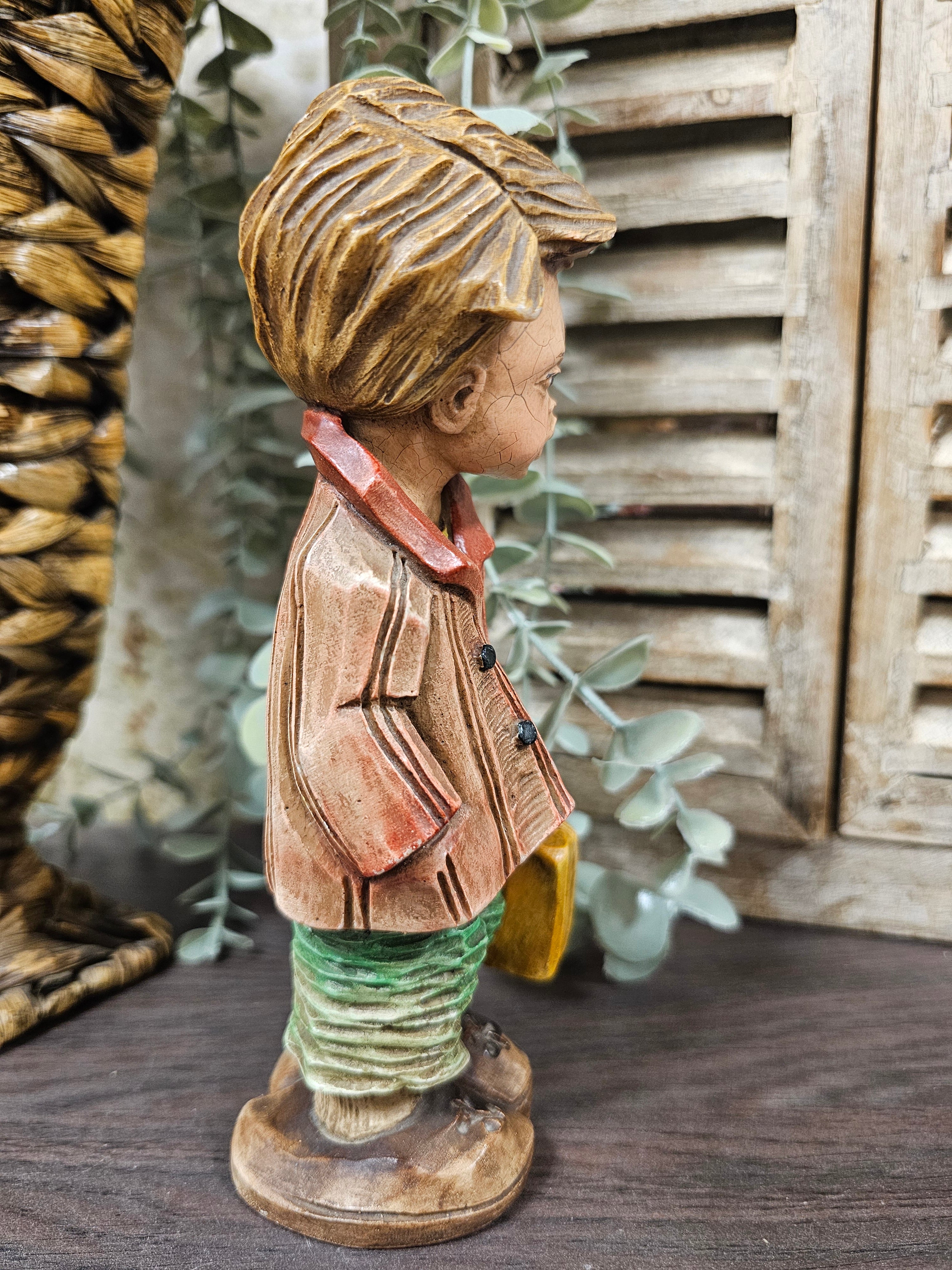 Vintage beeldje jongen met koffertje – circa 19 cm hoog