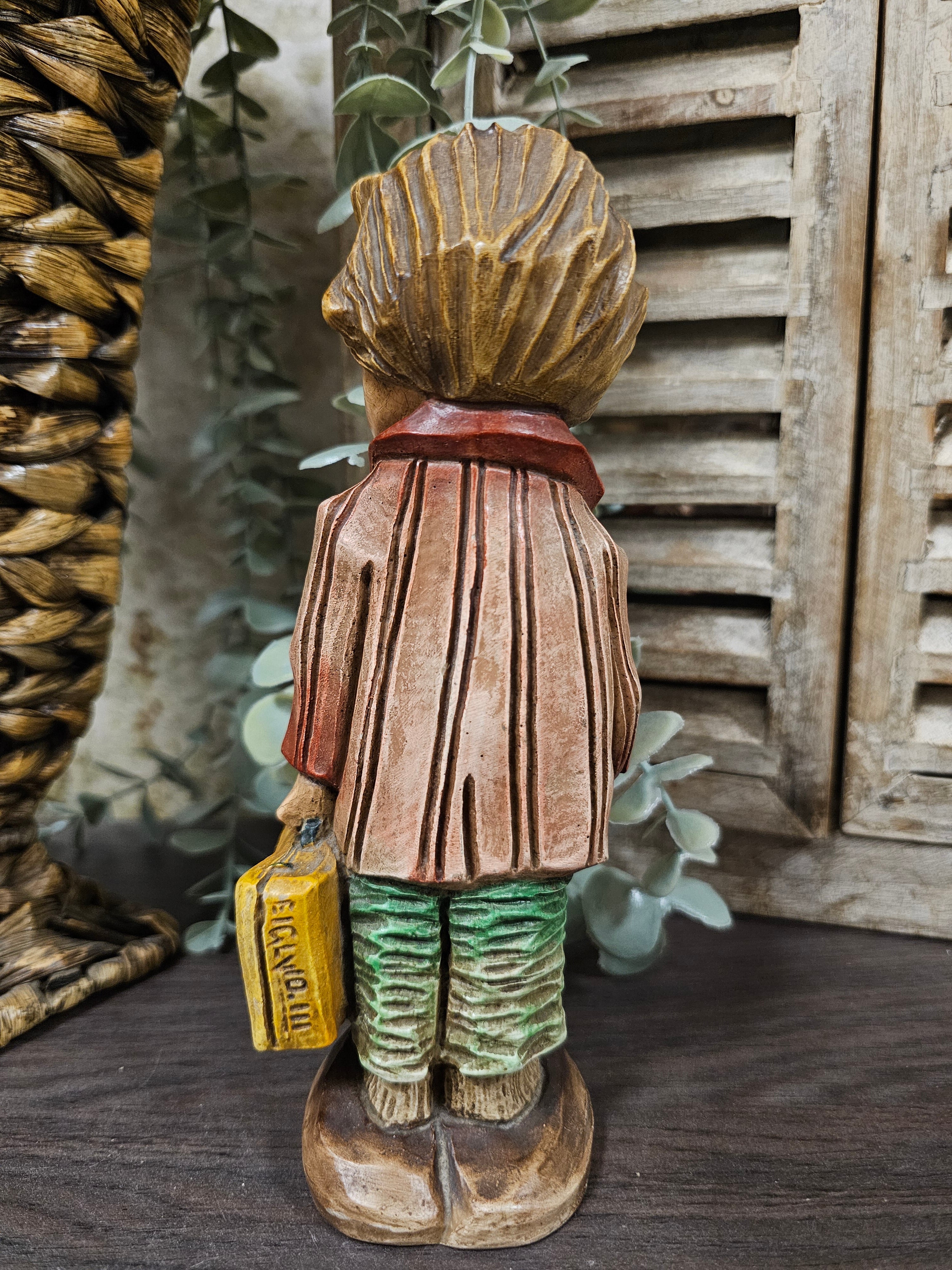 Vintage beeldje jongen met koffertje – circa 19 cm hoog