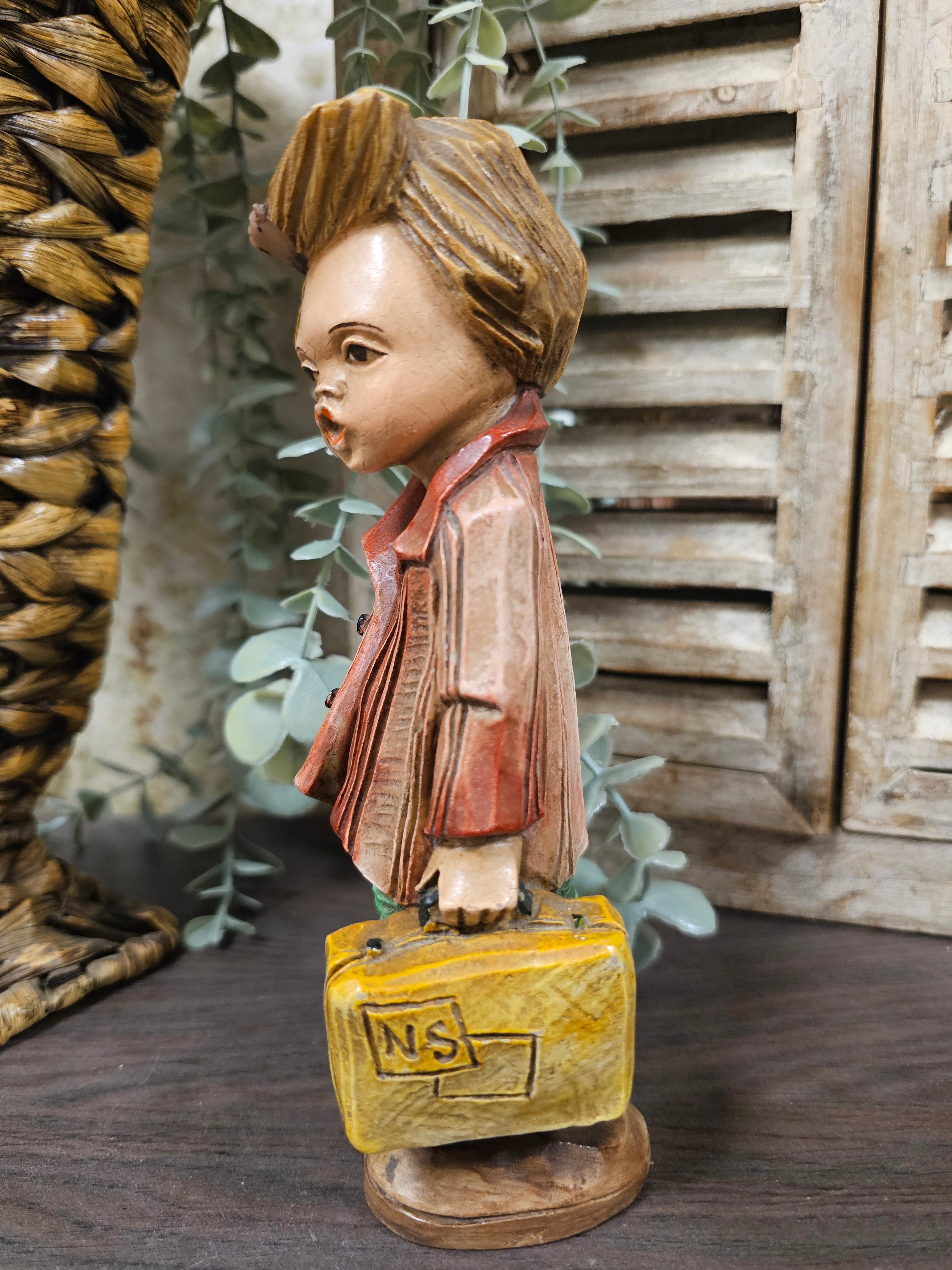 Vintage beeldje jongen met koffertje – circa 19 cm hoog