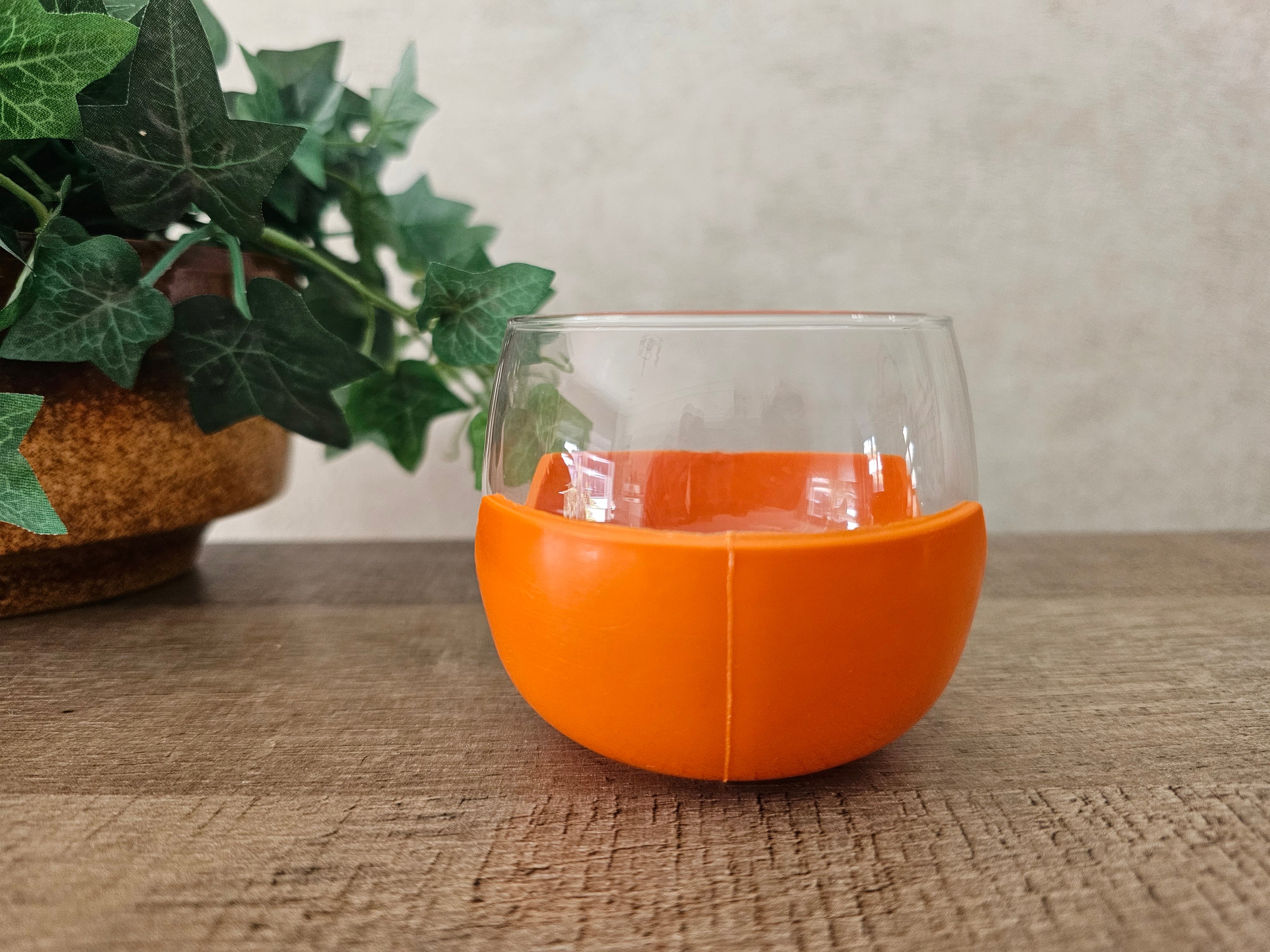 Theeglas met oranje kunststof houder