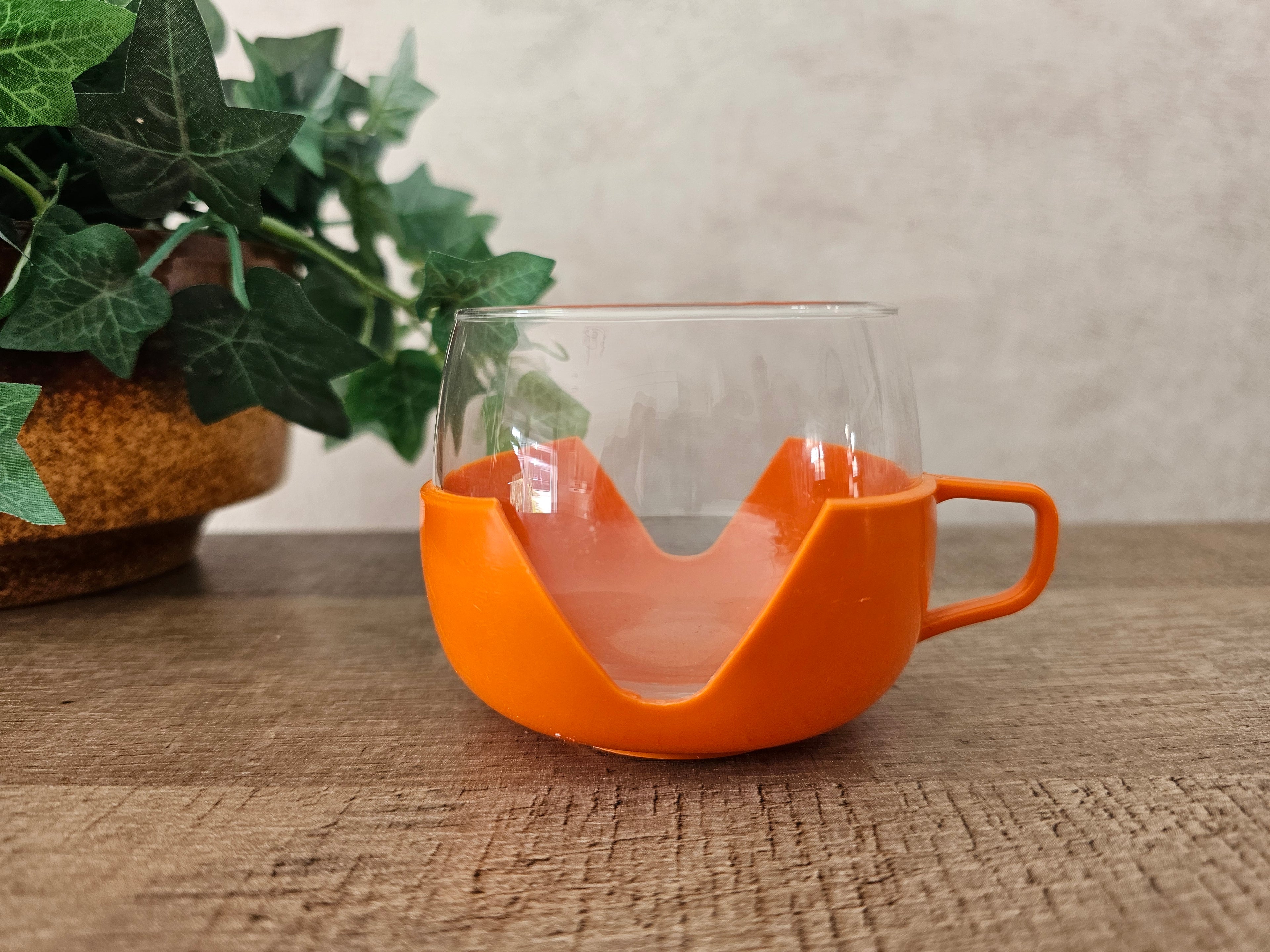 Theeglas met oranje kunststof houder