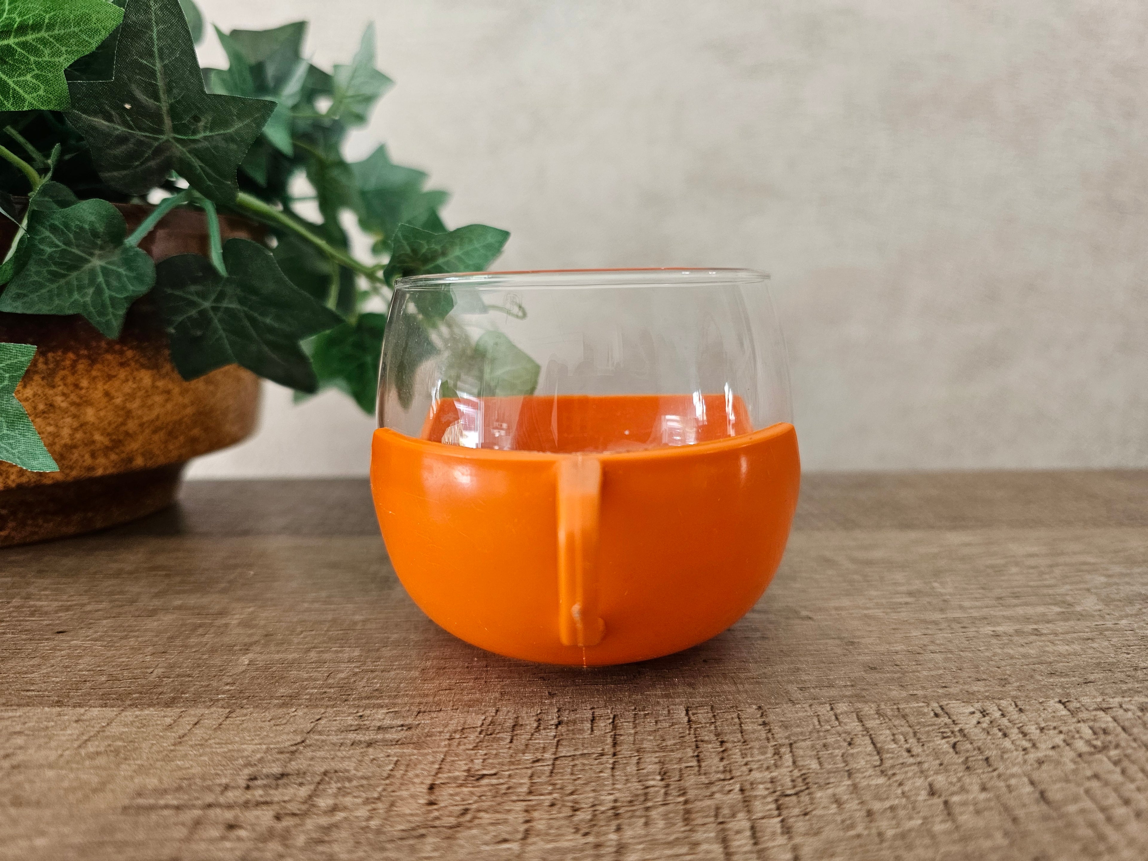 Theeglas met oranje kunststof houder
