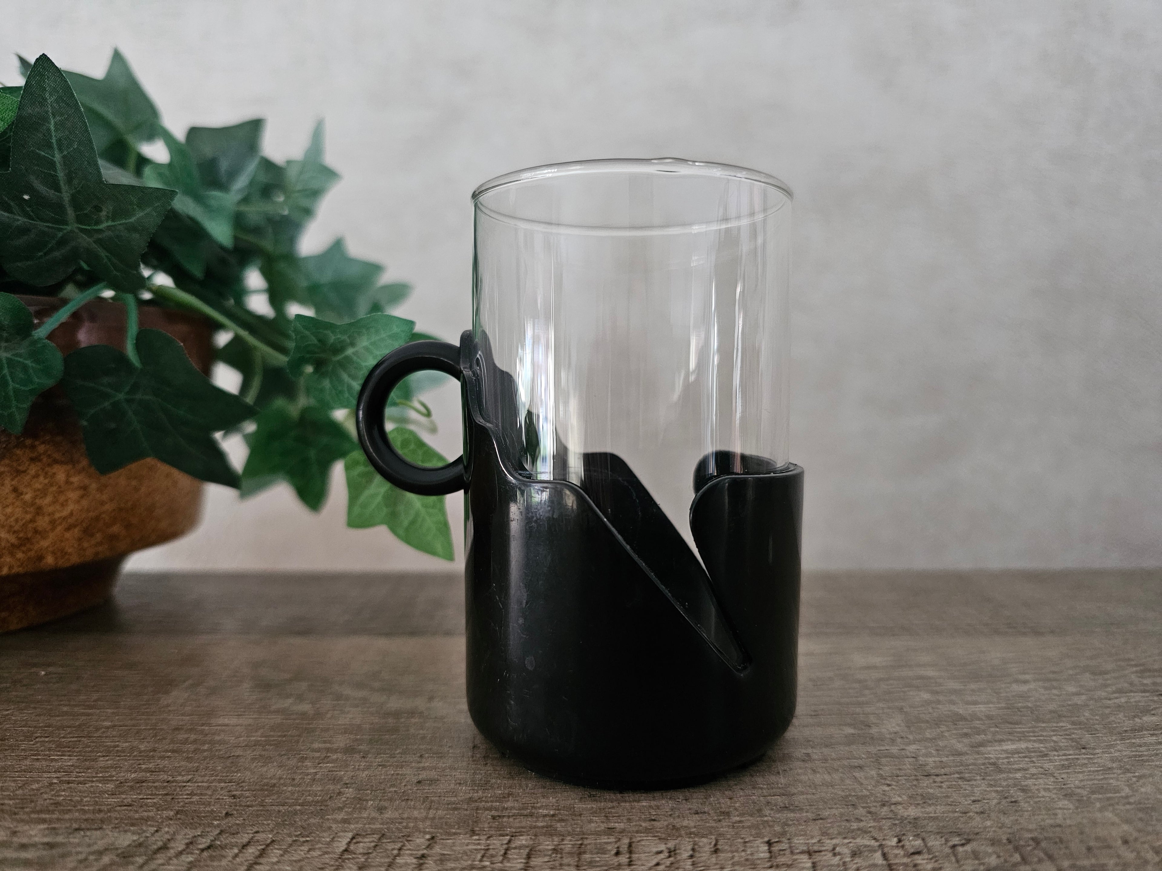 Thee glazen kunststof houder zwart