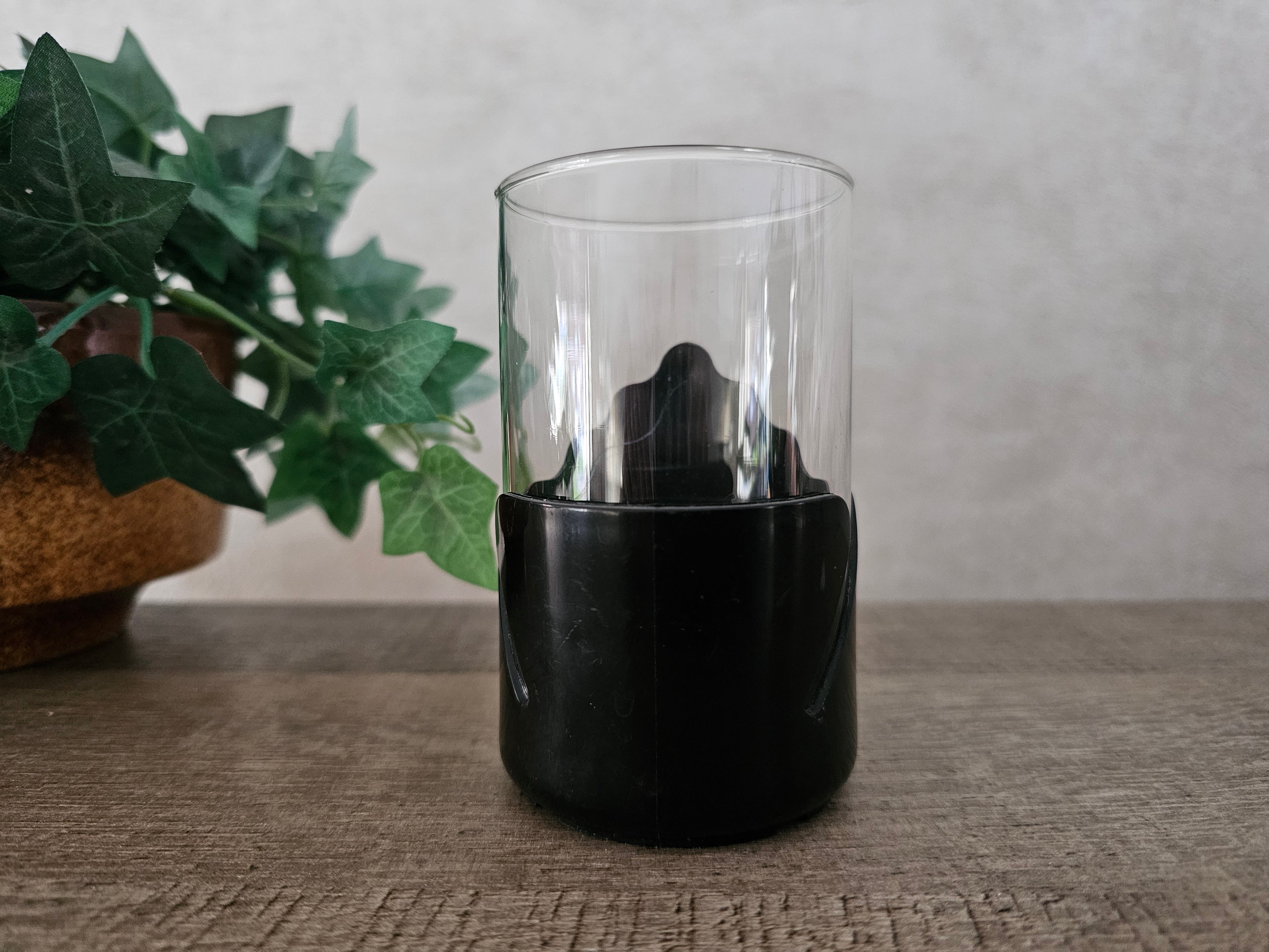 Thee glazen kunststof houder zwart