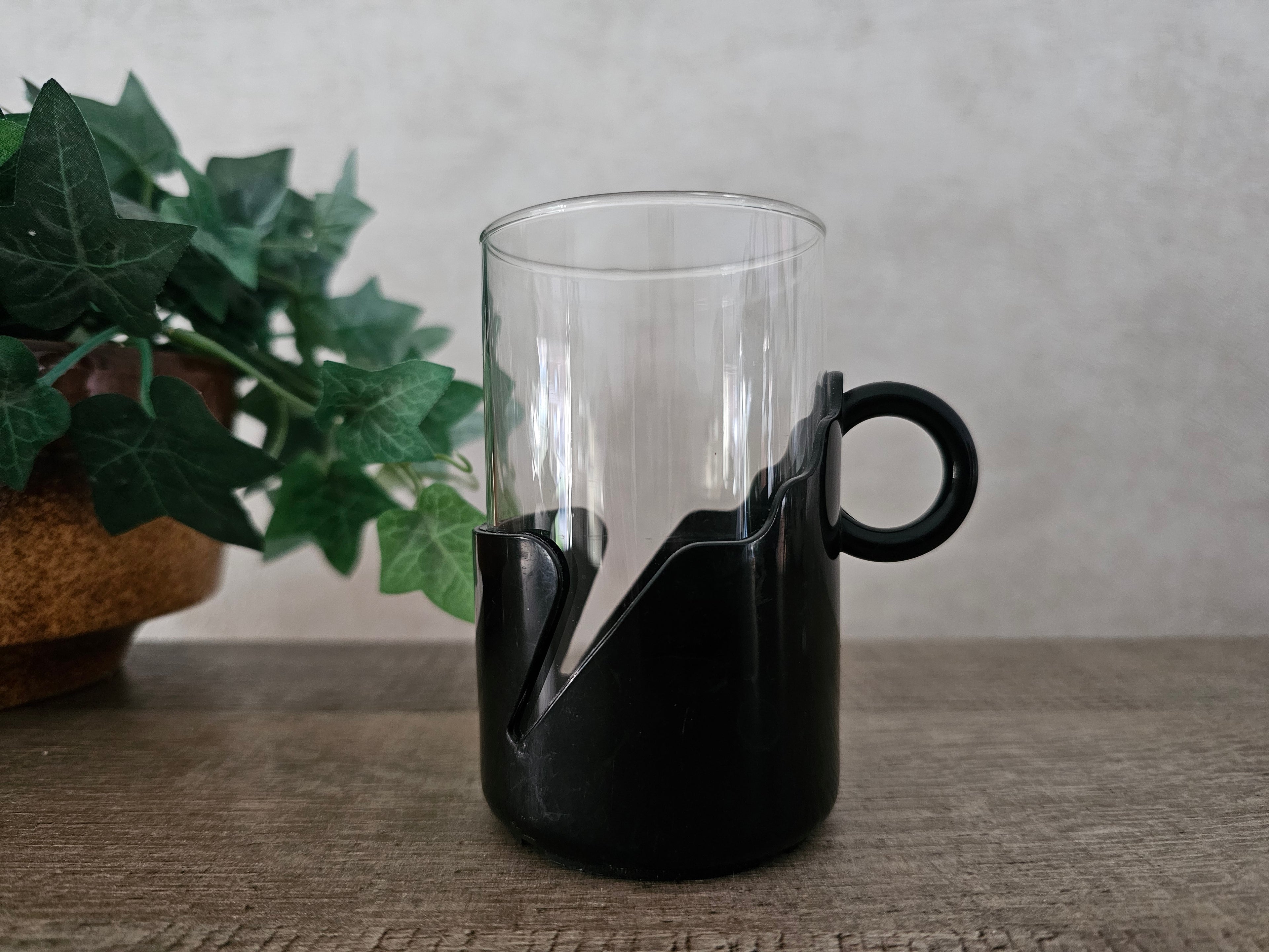 Thee glazen kunststof houder zwart