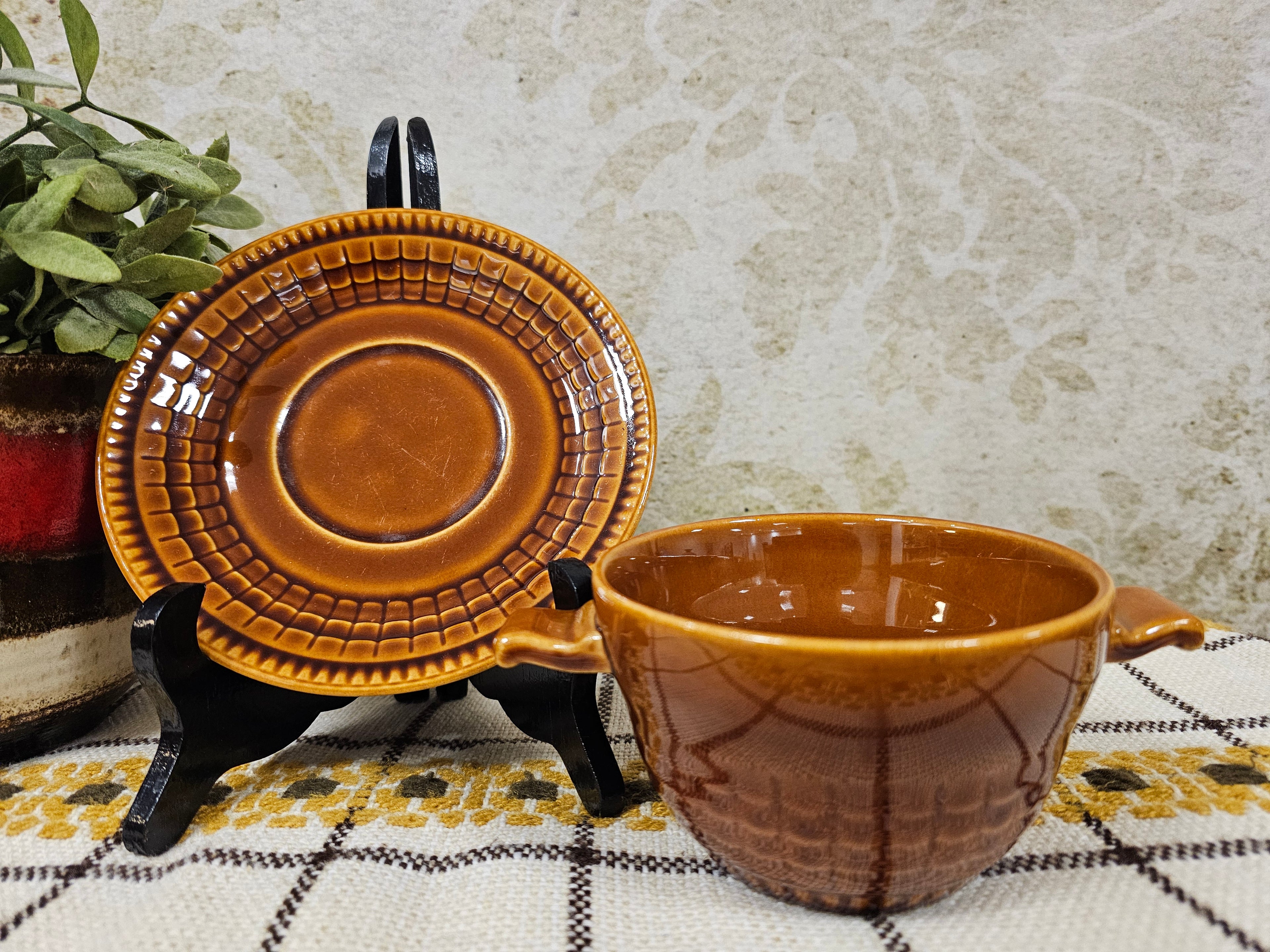 Boch Belgium bruine soepkom met schotel