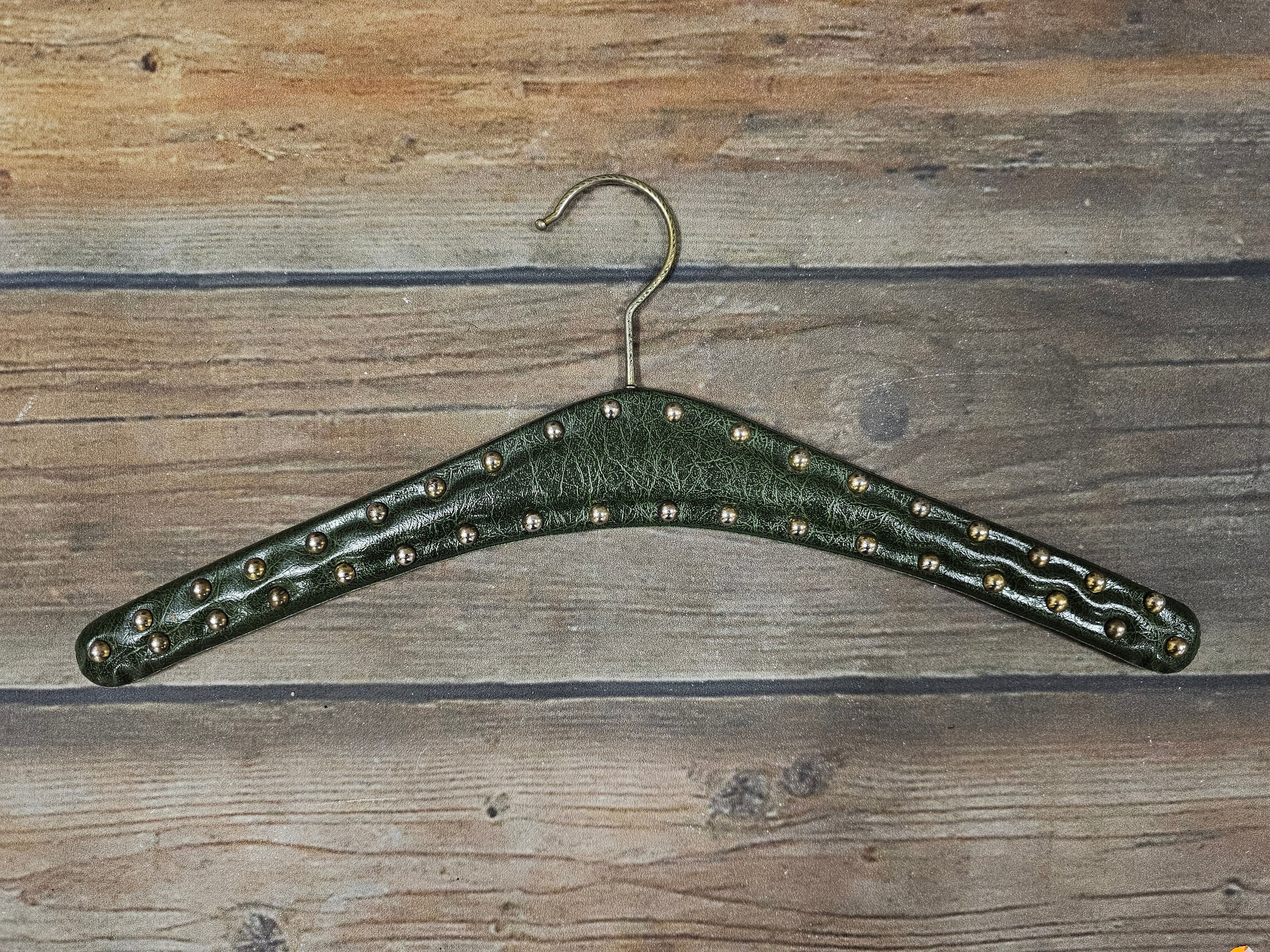 Skailederen kledinghanger donkergroen studs