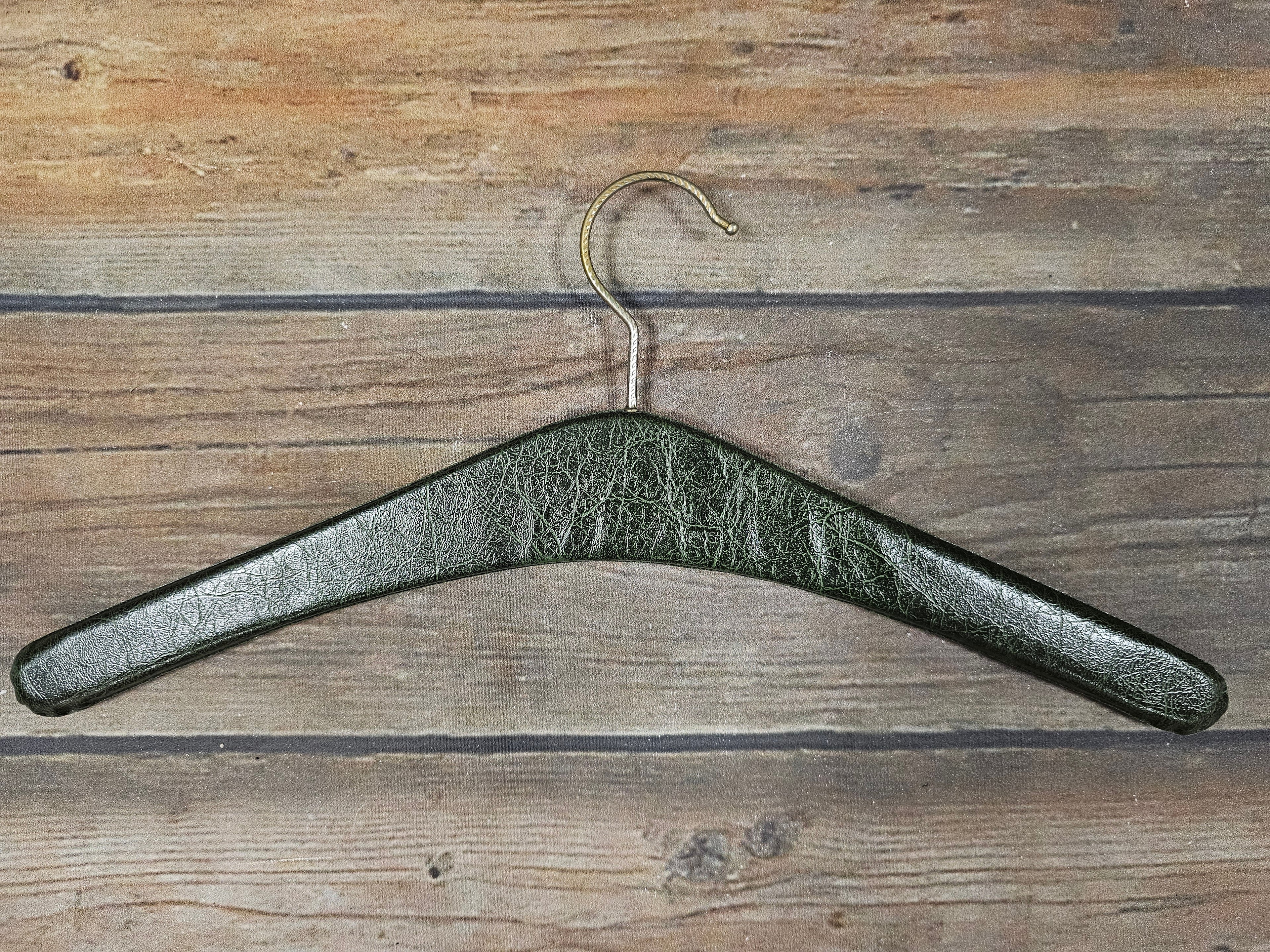 Skailederen kledinghanger donkergroen studs