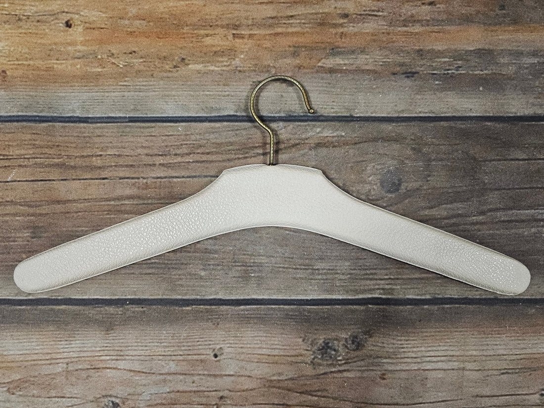 Skailederen kledinghanger met studs wit