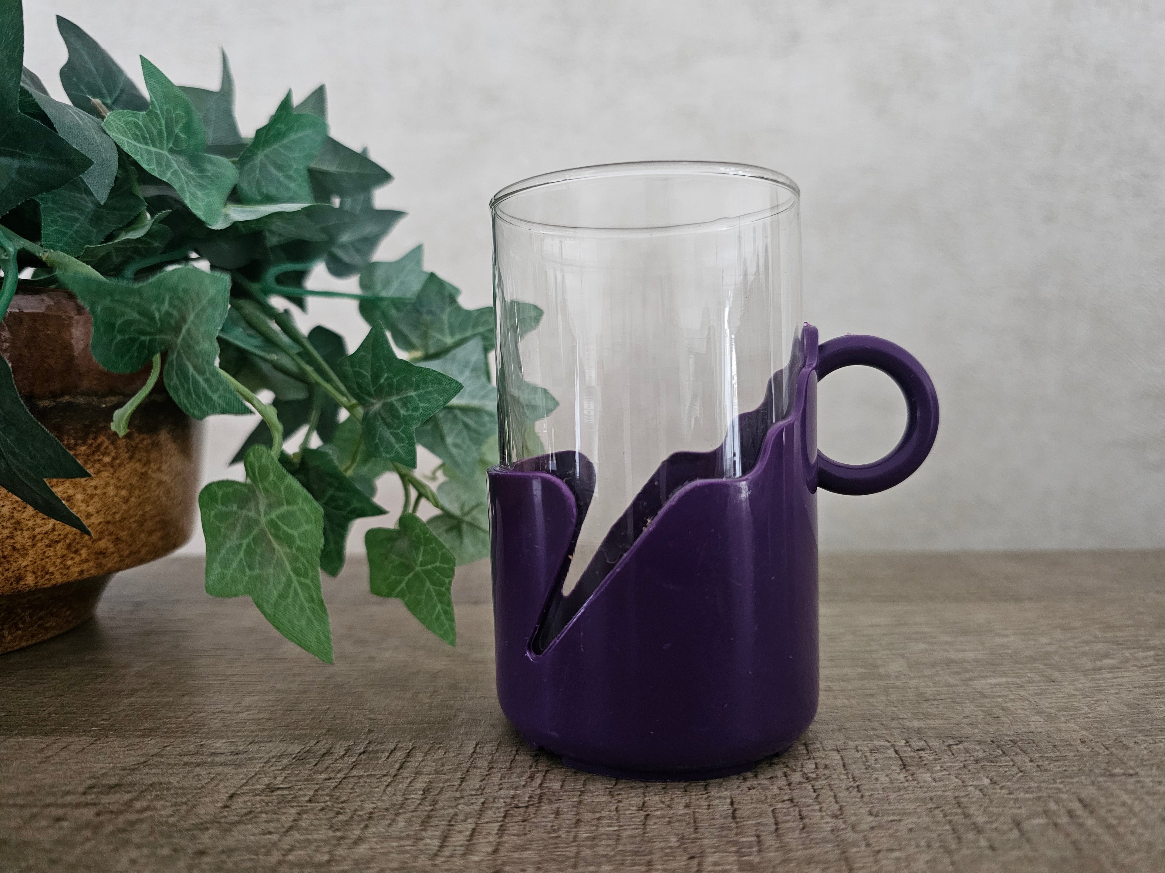 Theeglas kunststof paarse houder