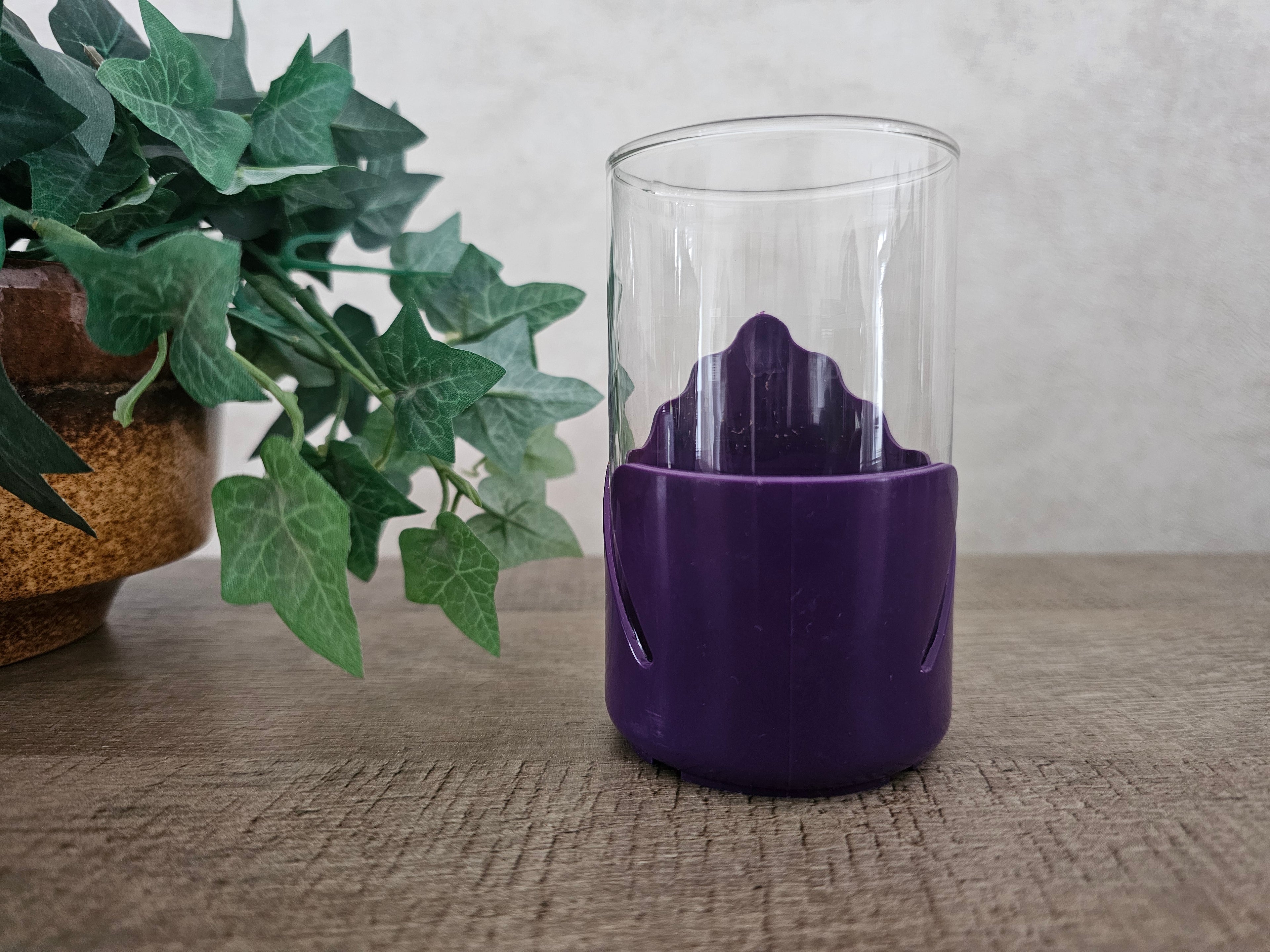 Theeglas kunststof paarse houder