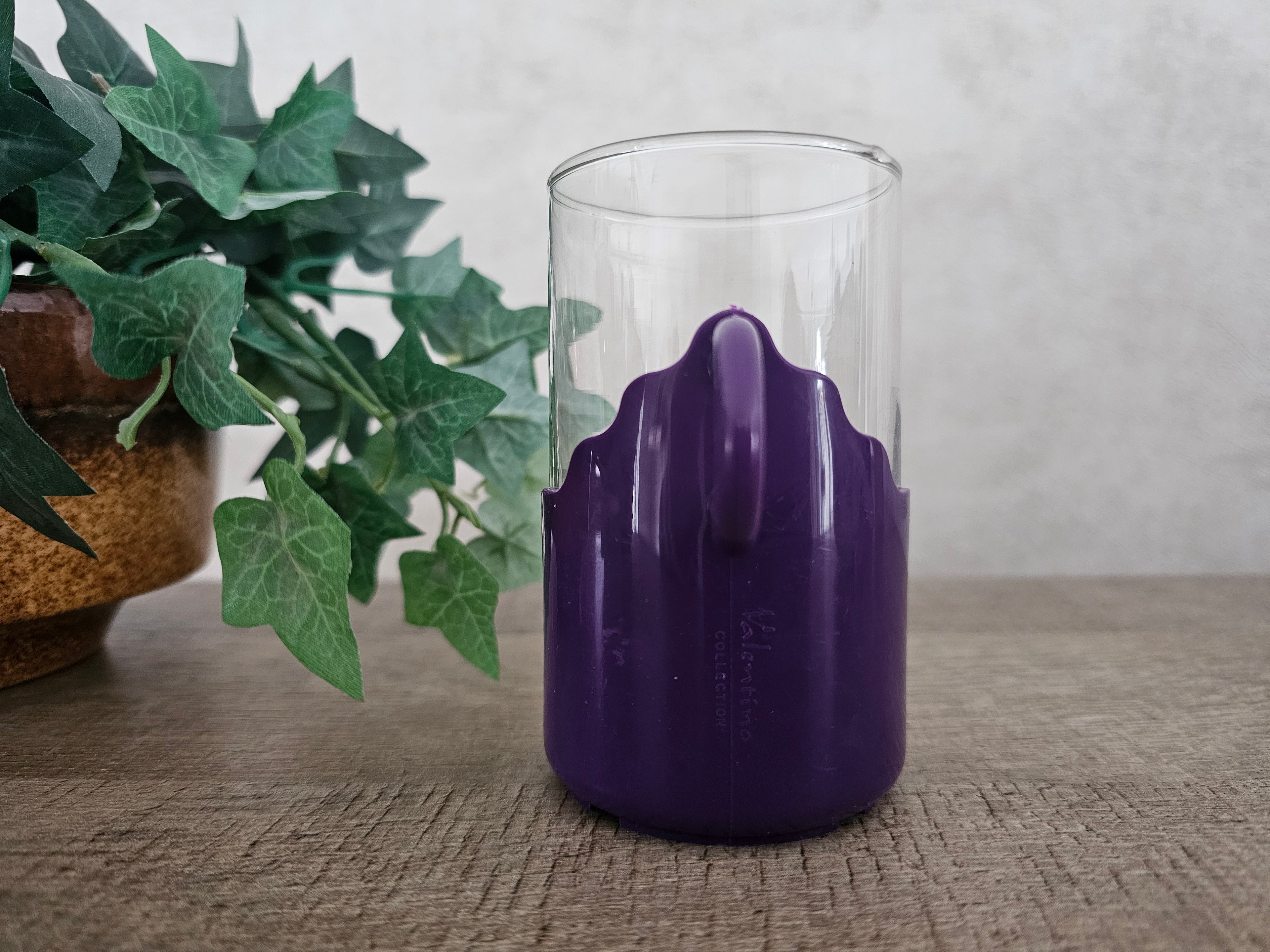 Theeglas kunststof paarse houder