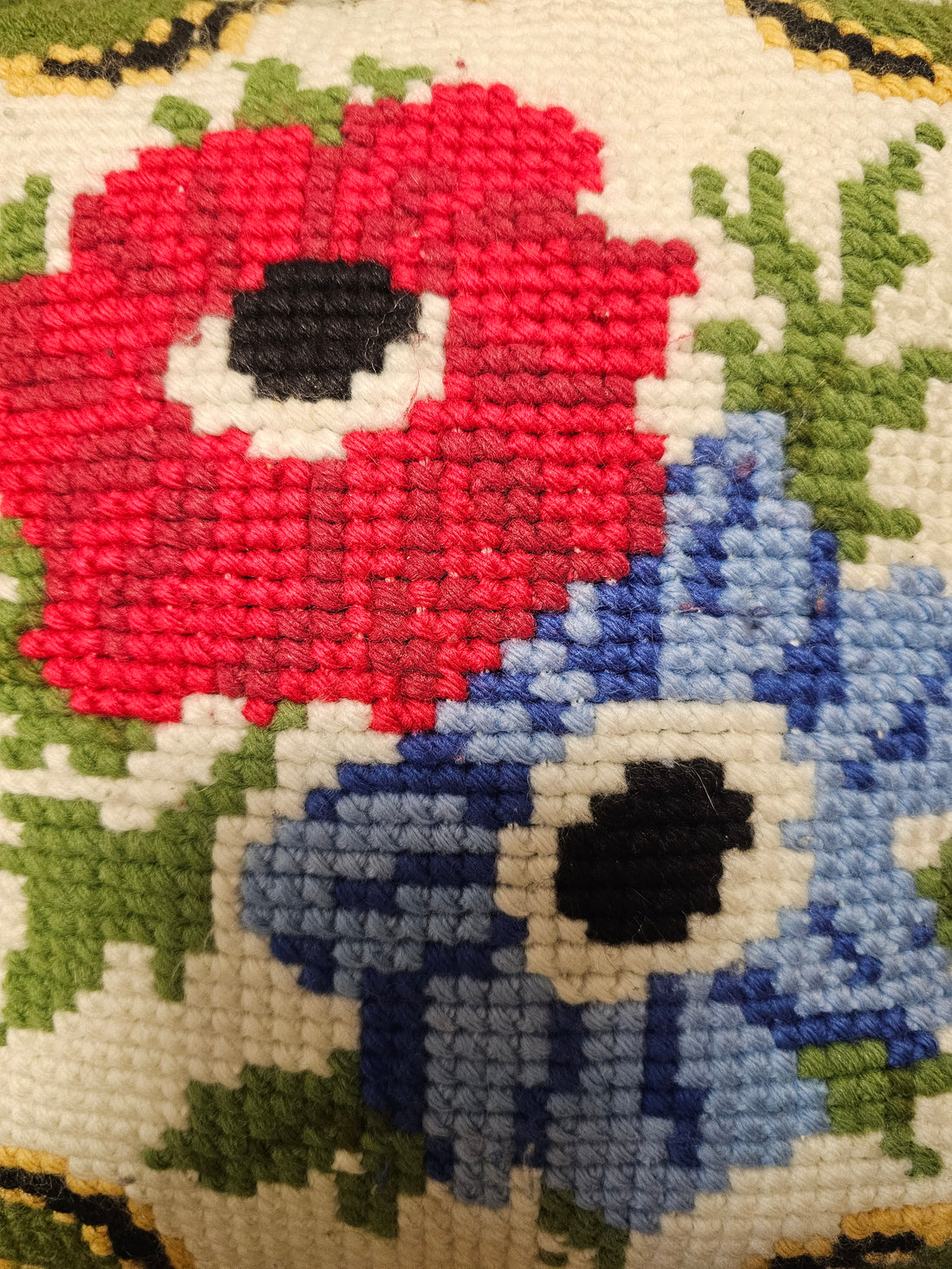 Geborduurd kussen bloemen