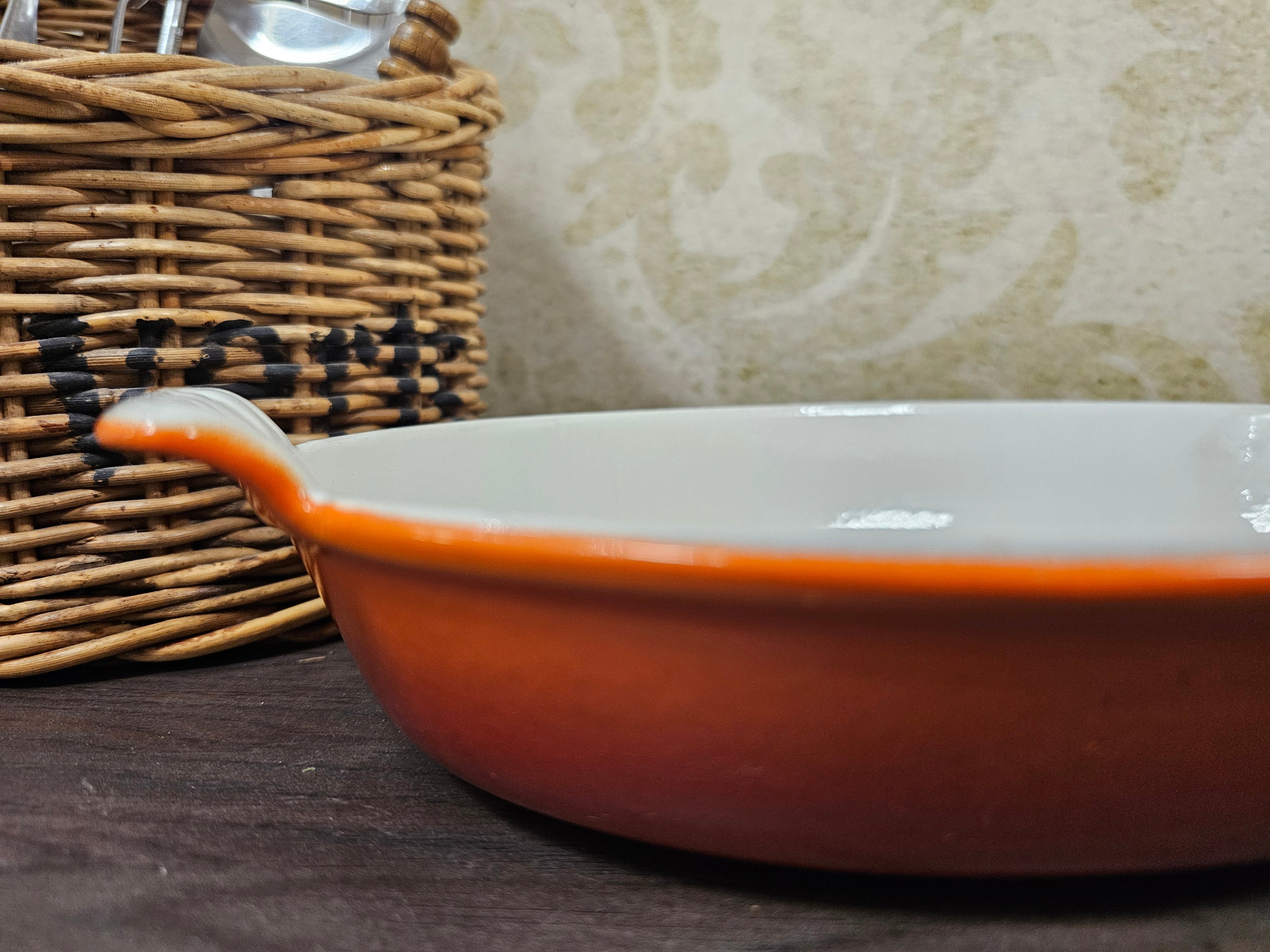 Dru gietijzeren oranje ovenschaal