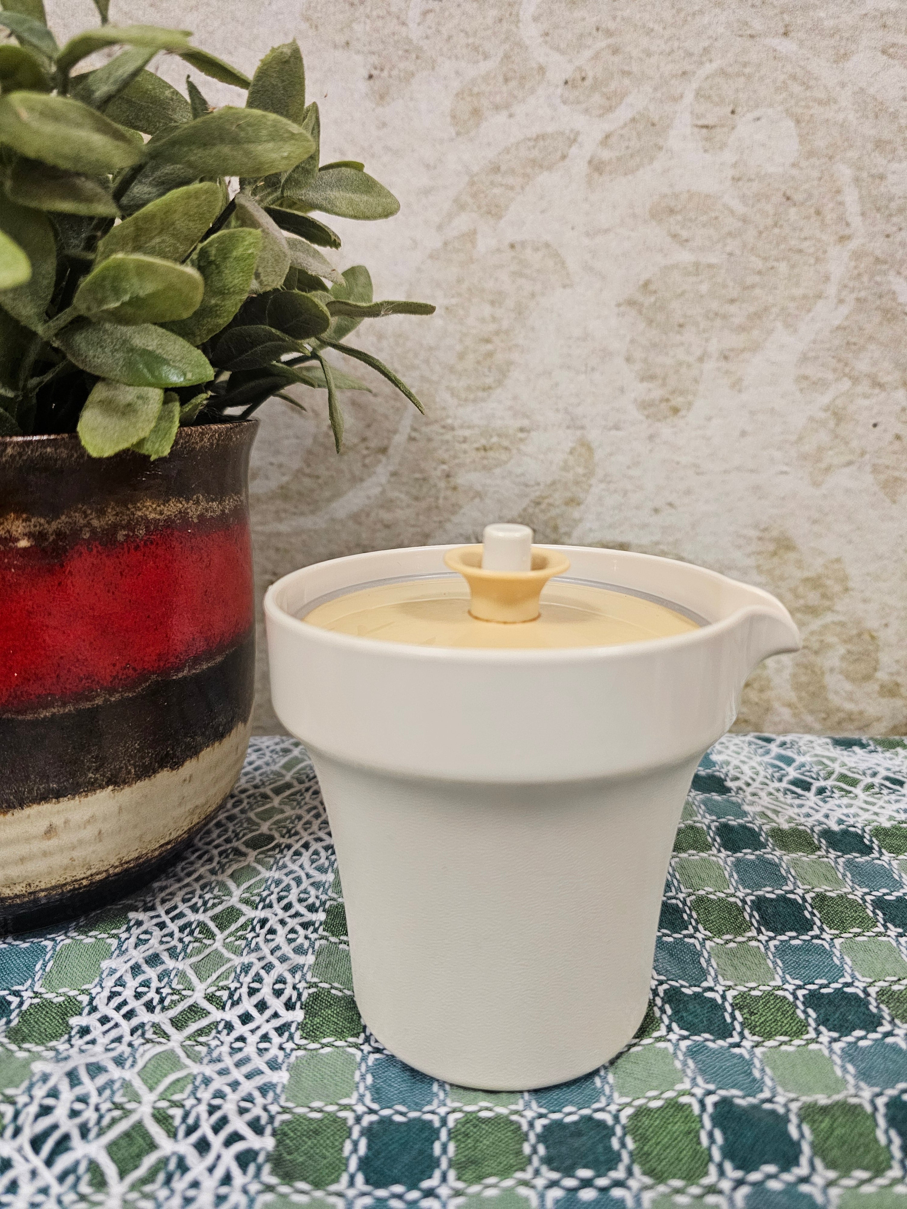 Tupperware melkkannetje cremekleur