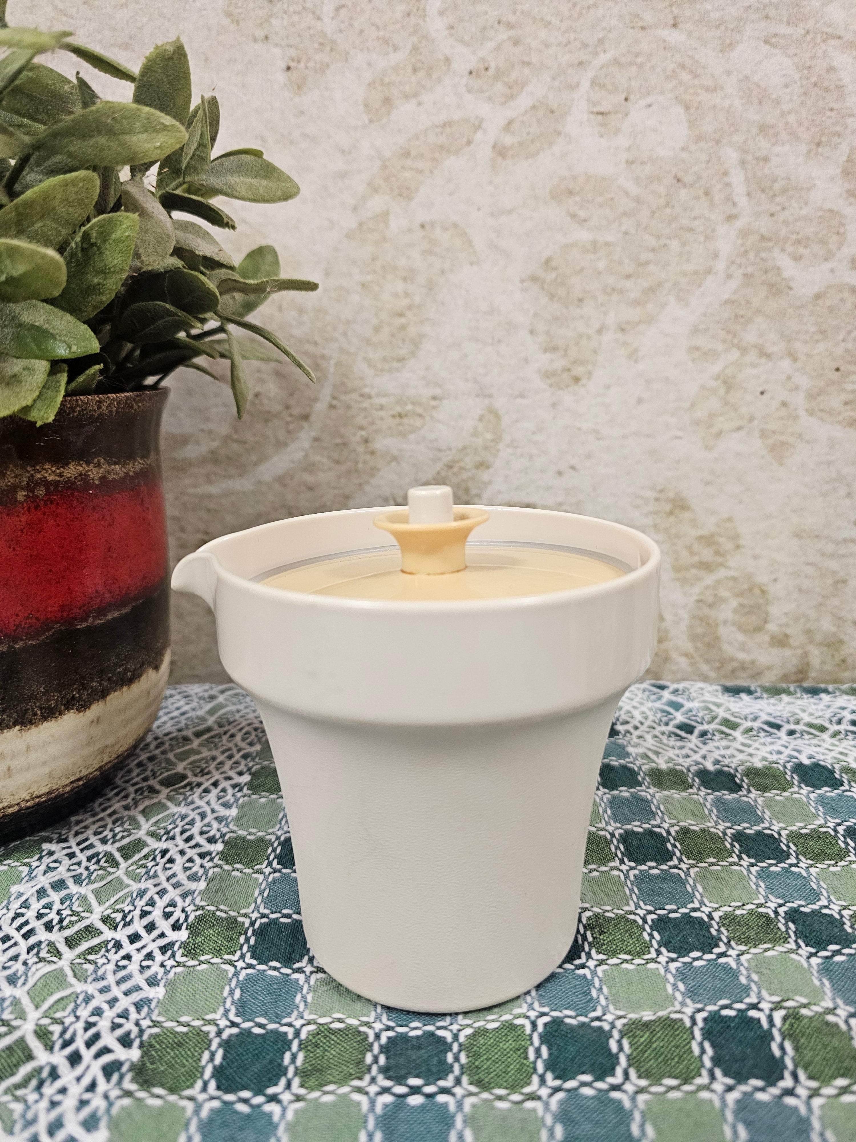 Tupperware melkkannetje cremekleur