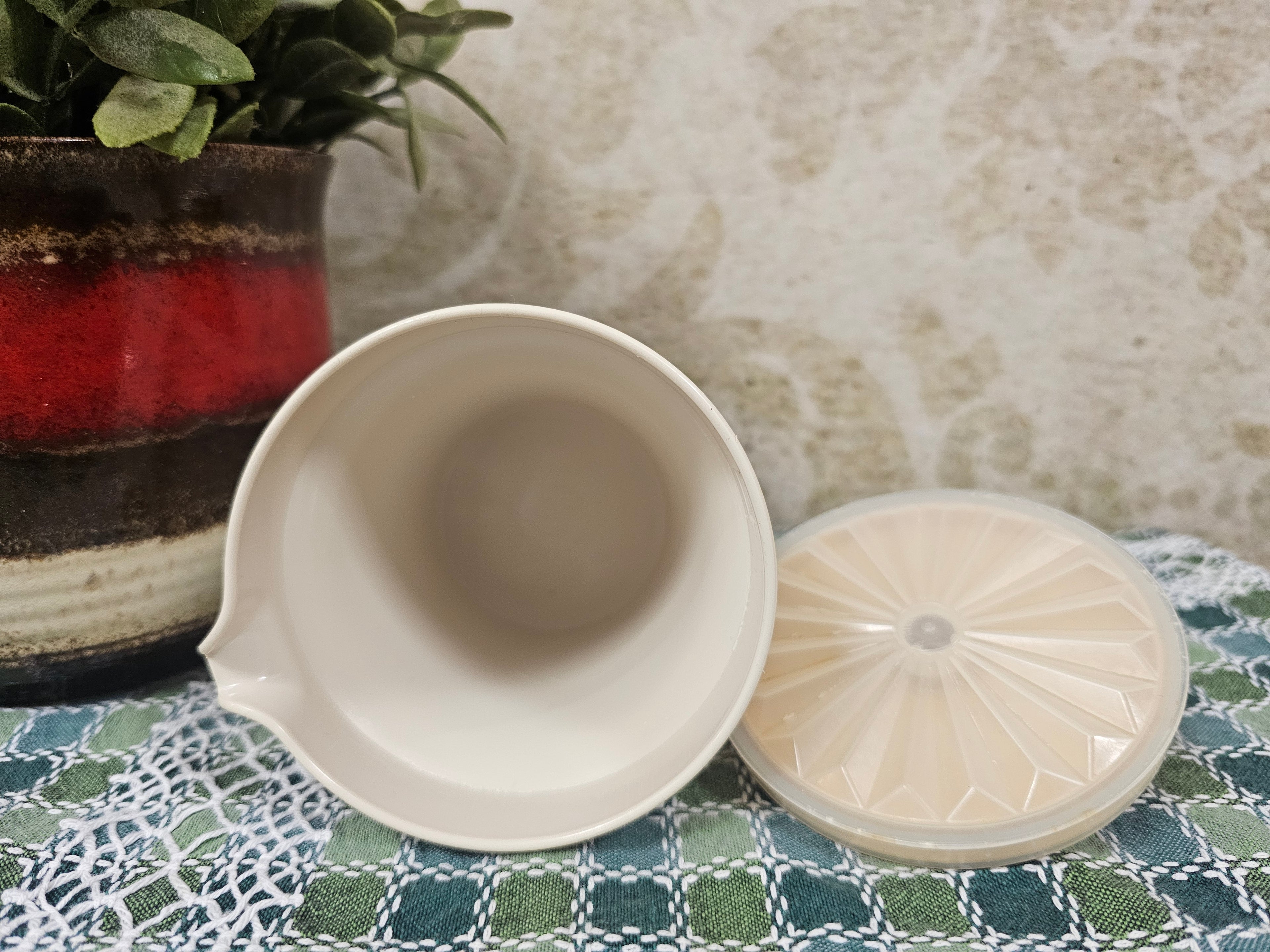 Tupperware melkkannetje cremekleur