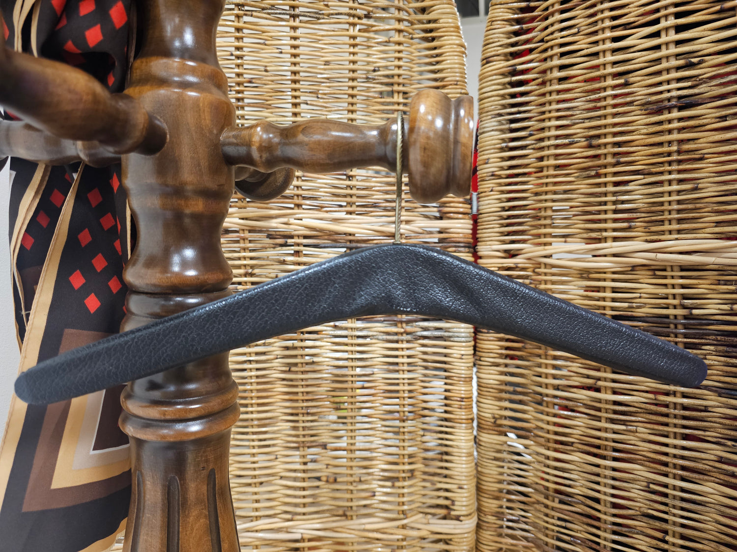 Vintage zwarte kledinghanger met studs