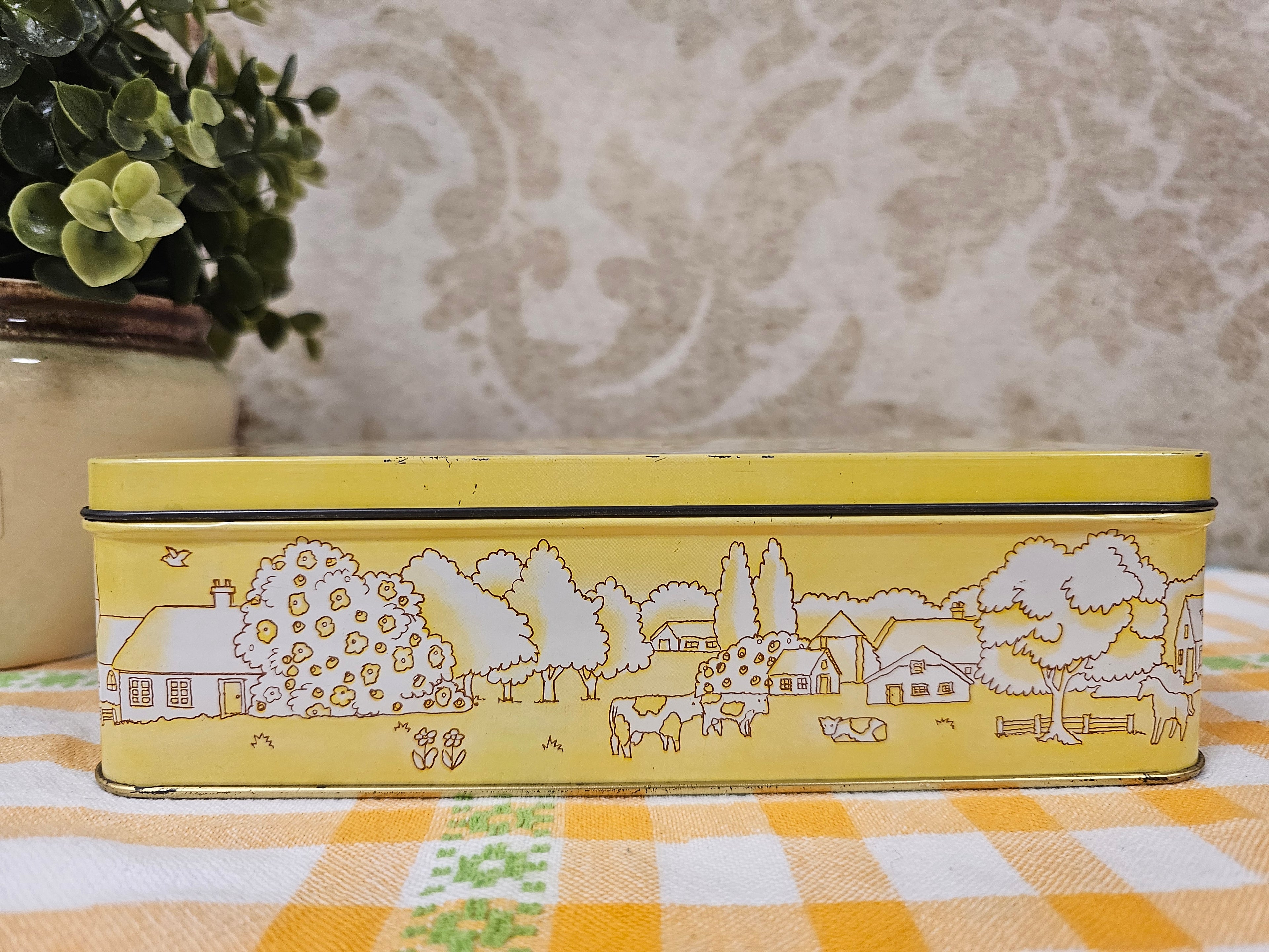 Verkade koekblik – dorpsgezicht in geel