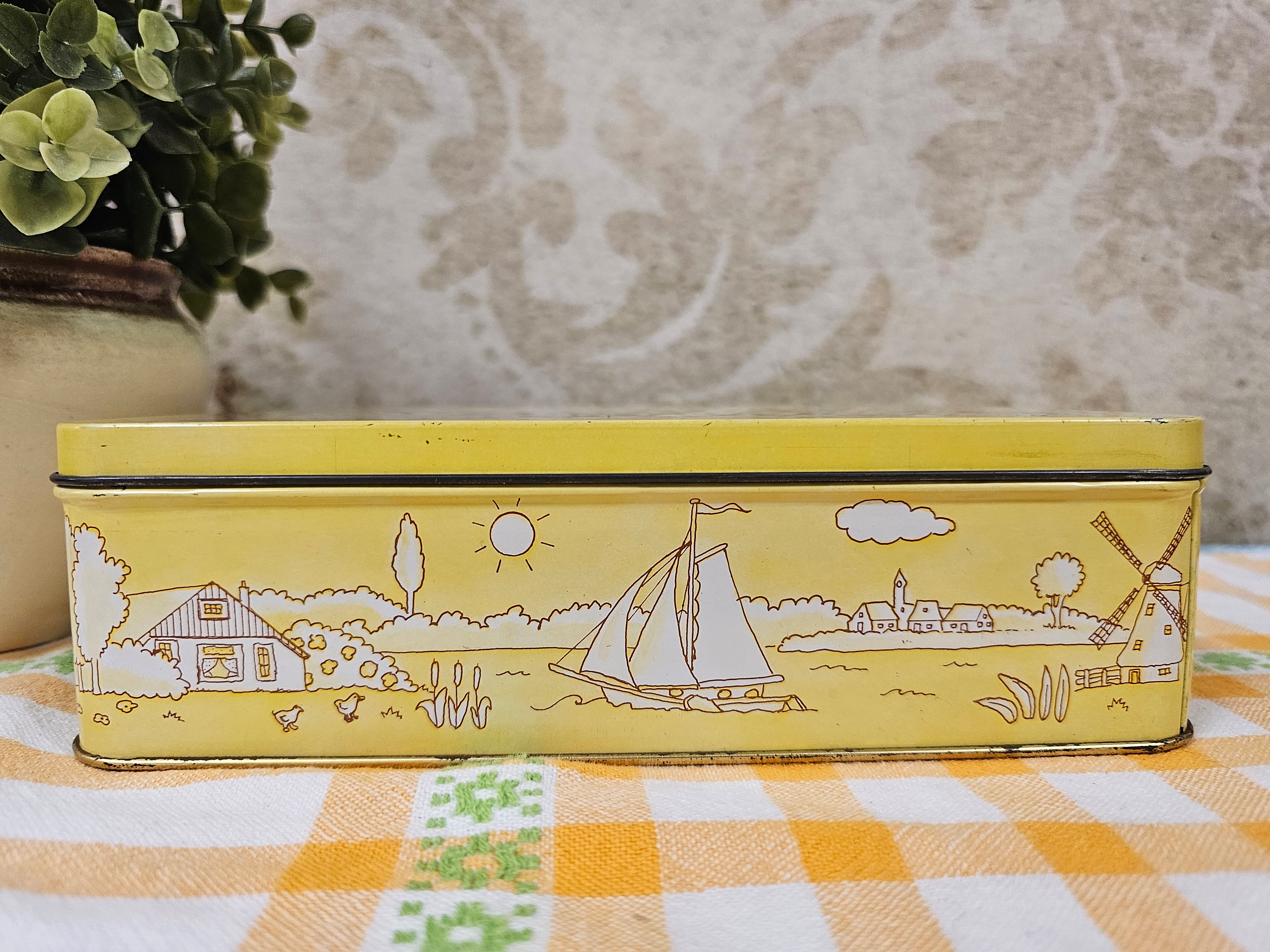 Verkade koekblik – dorpsgezicht in geel