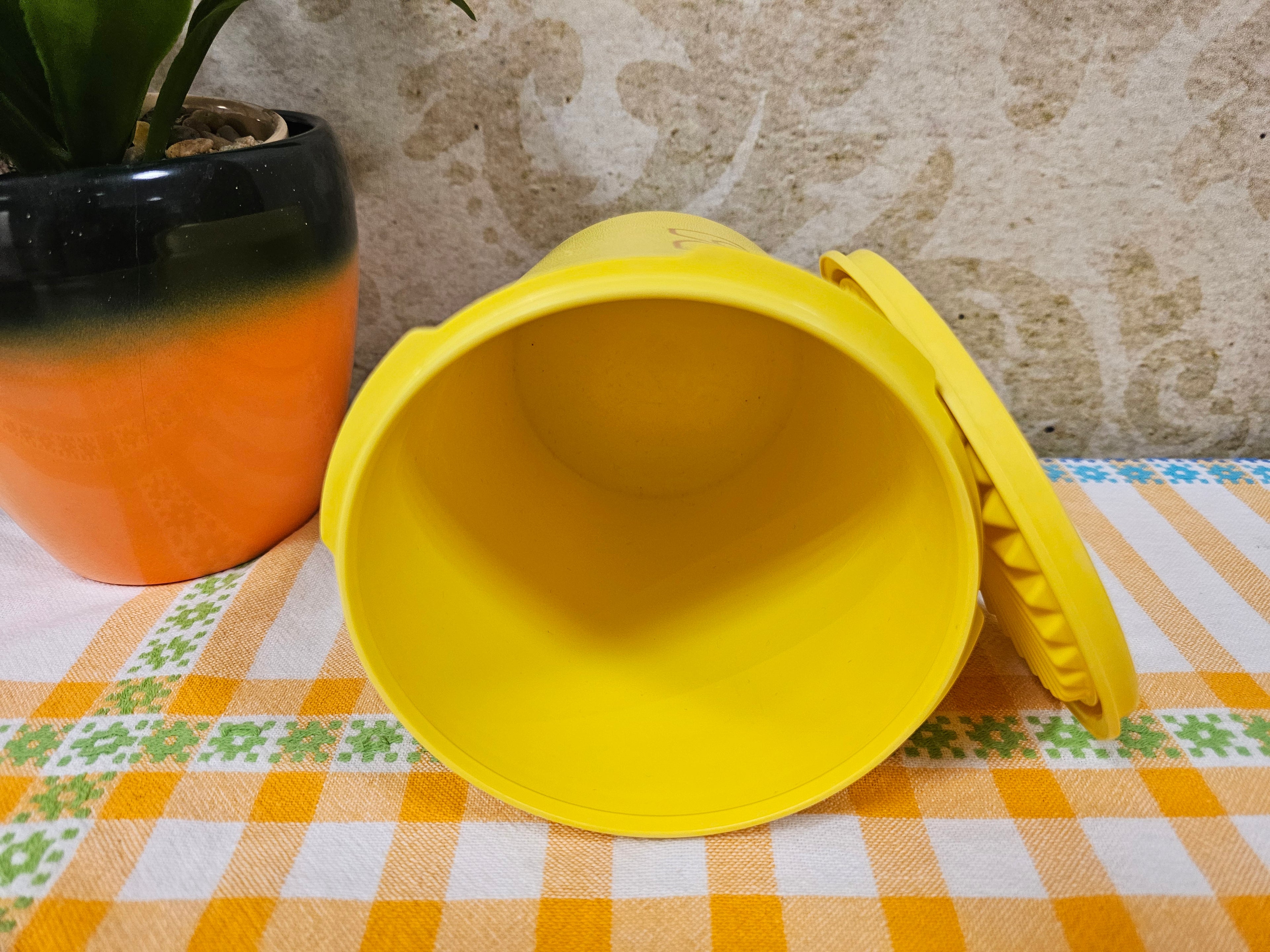 Tupperware gele trommel 15,5 cm