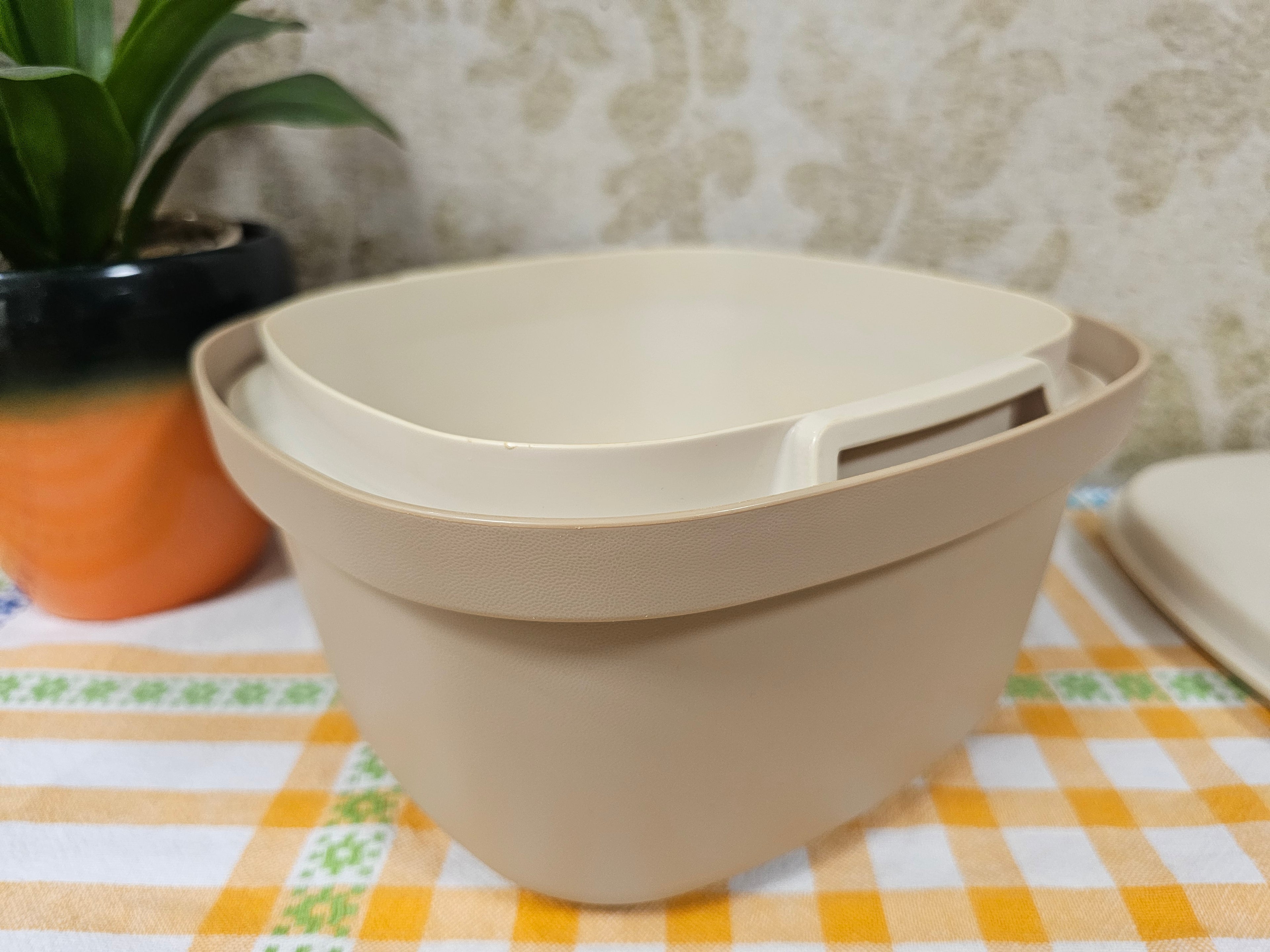 Tupperware beige serveerwonder met vergiet