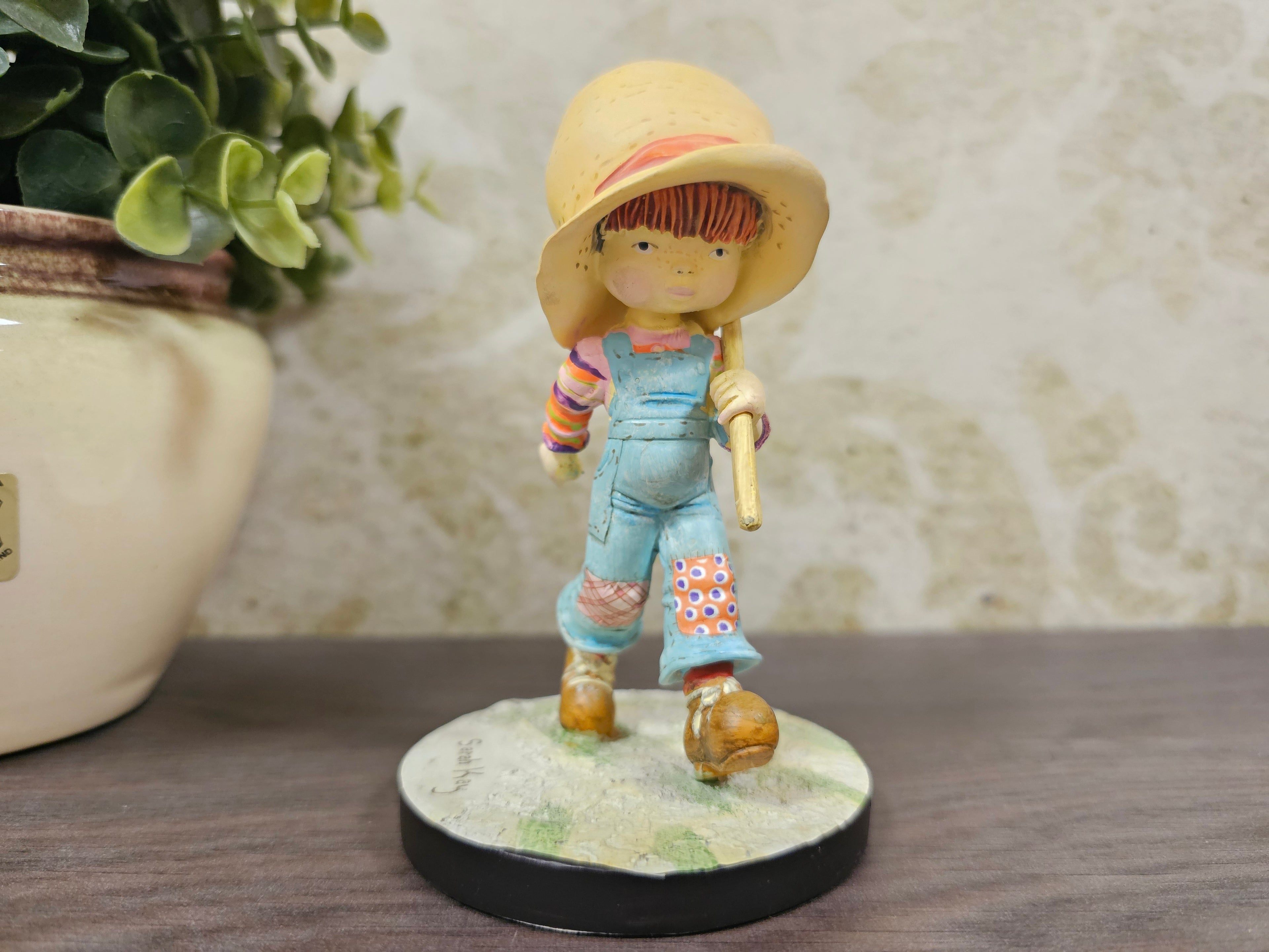 Sarah Kay meisje met hooivork