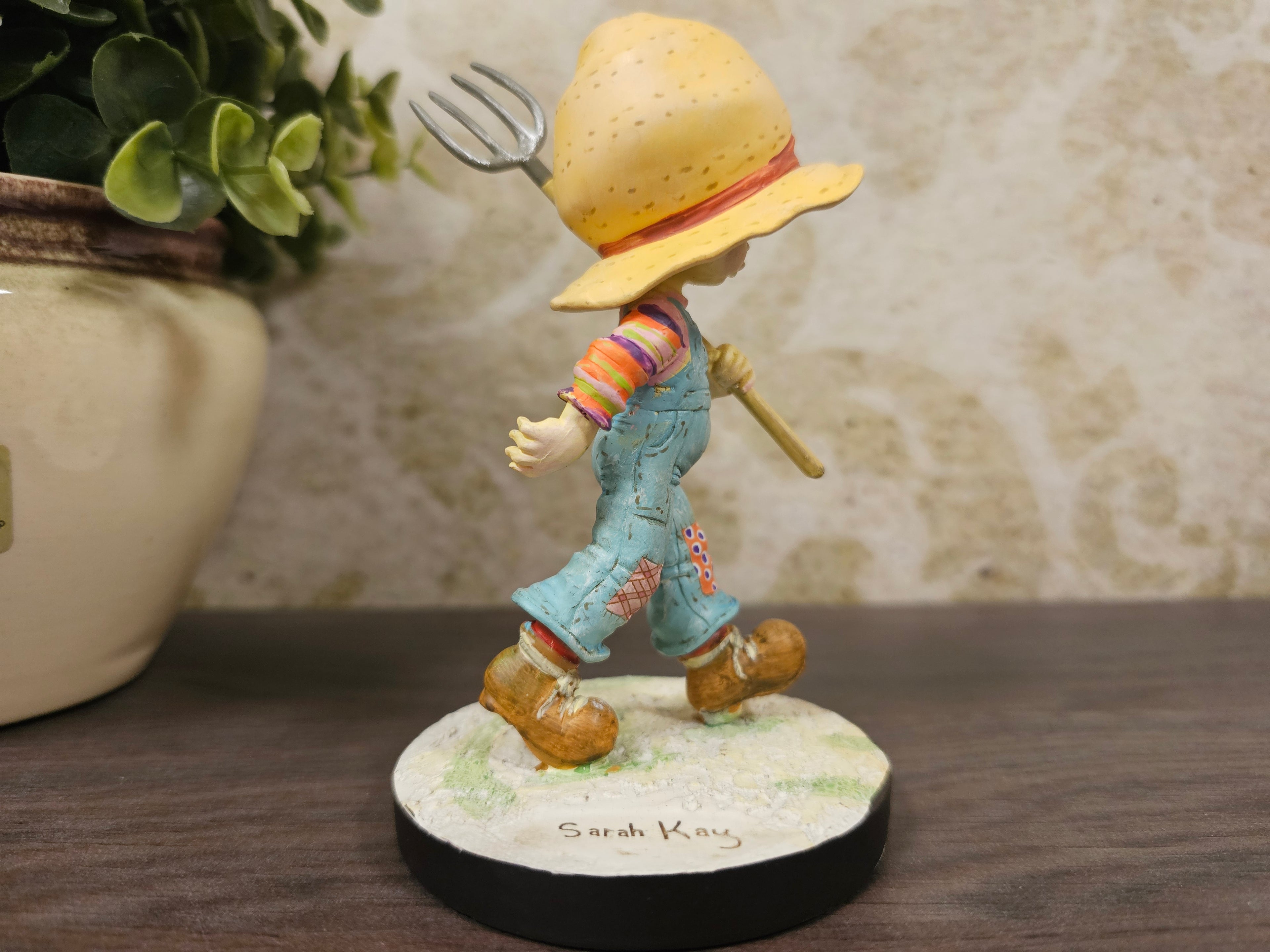 Sarah Kay meisje met hooivork