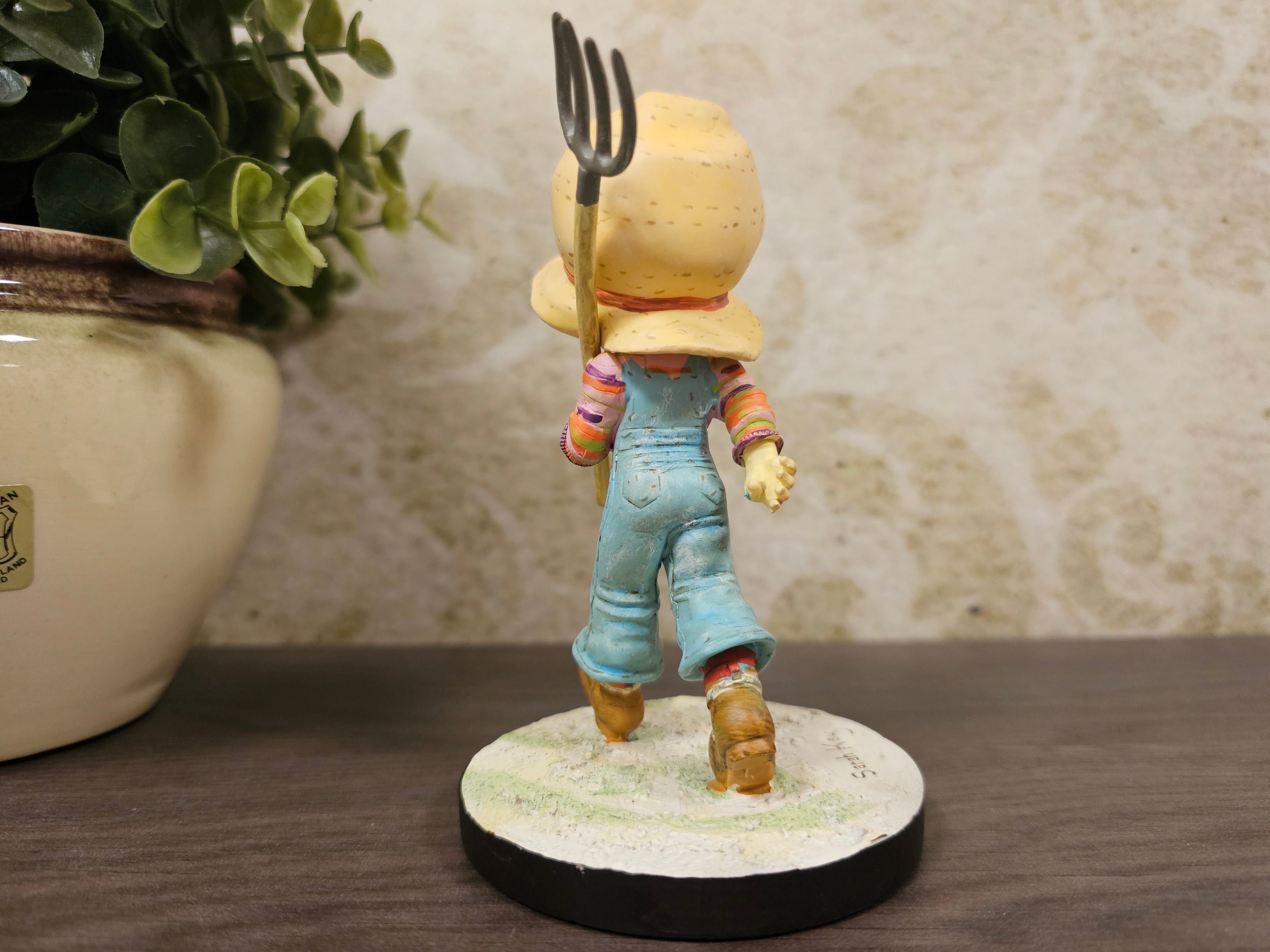 Sarah Kay meisje met hooivork